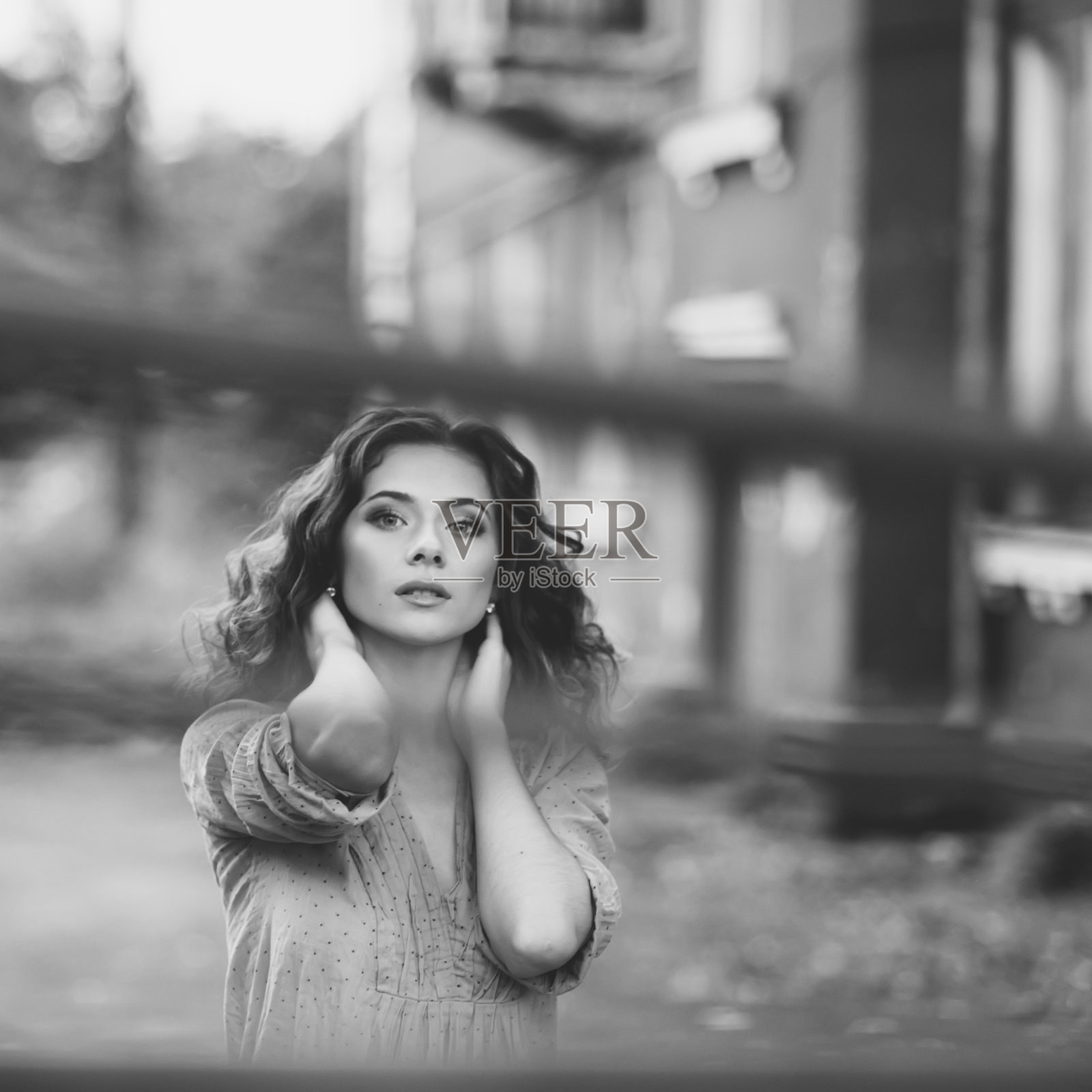 时尚黑白年轻女子肖像照片摄影图片