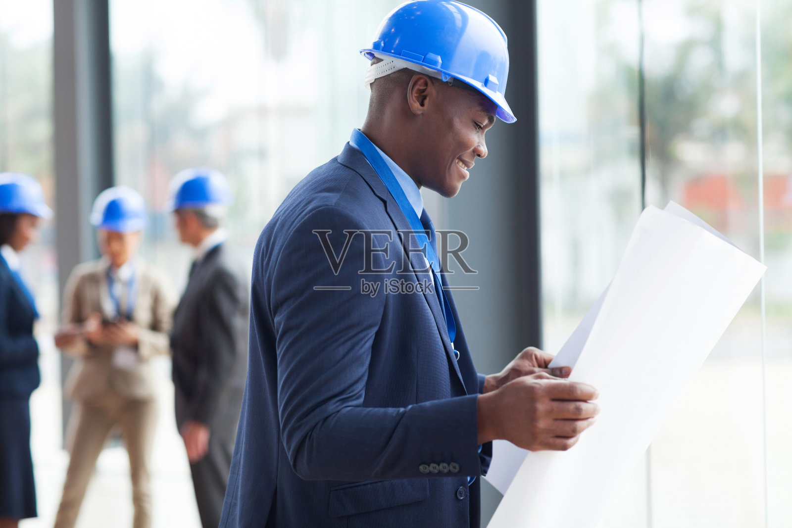 年轻的非洲男性建筑师照片摄影图片