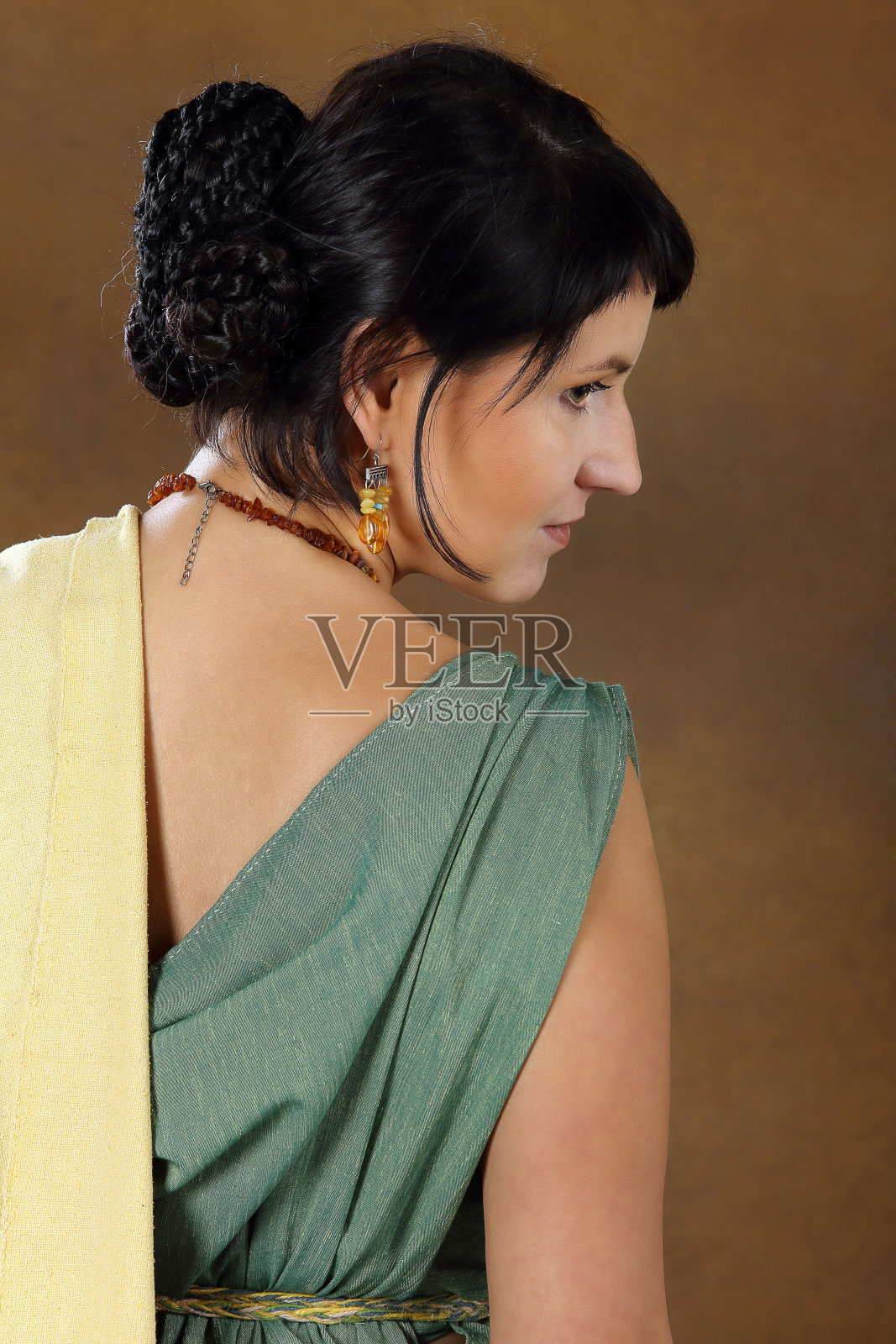 侧面肖像的年轻罗马与琥珀项链照片摄影图片