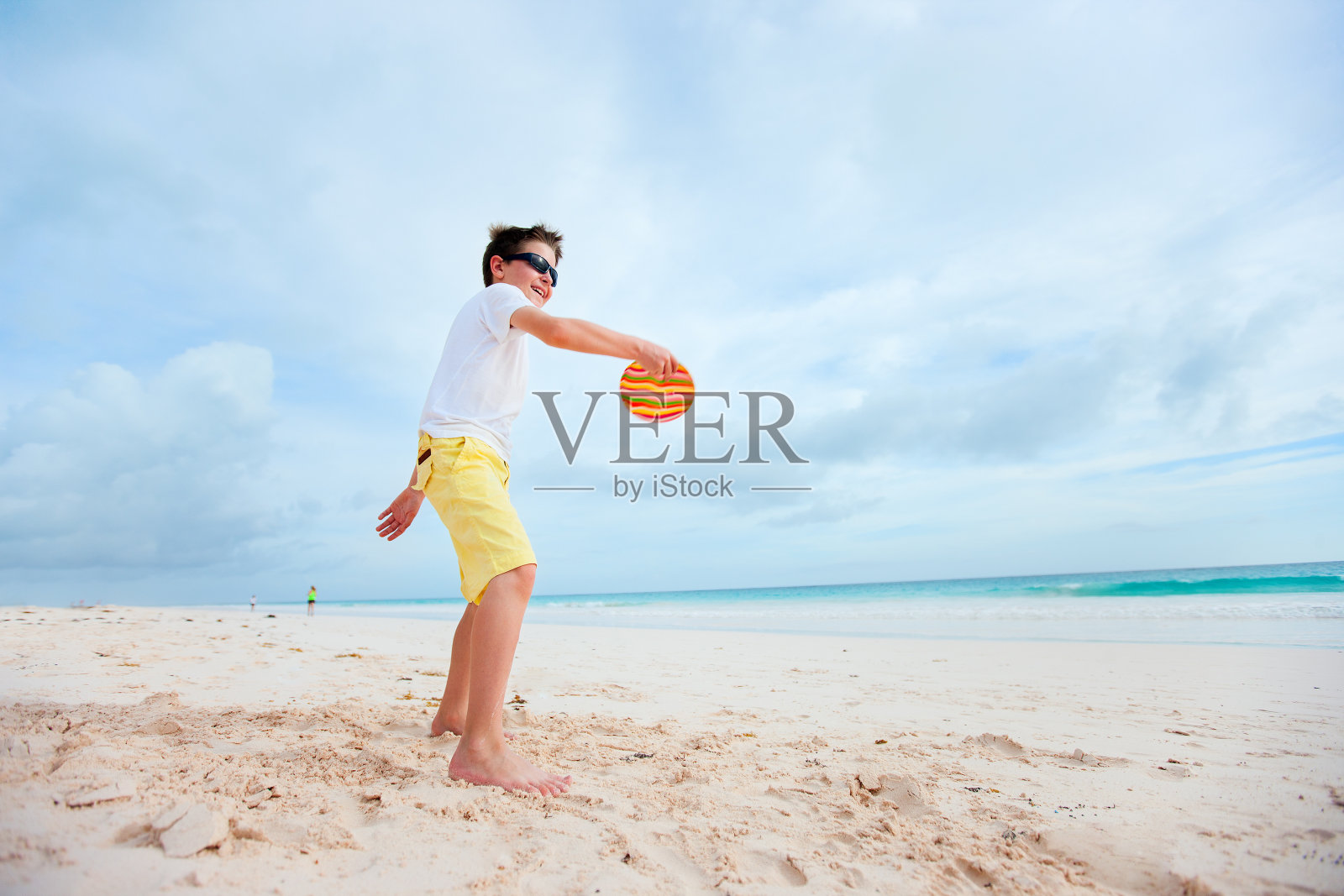 小男孩在玩飞盘照片摄影图片