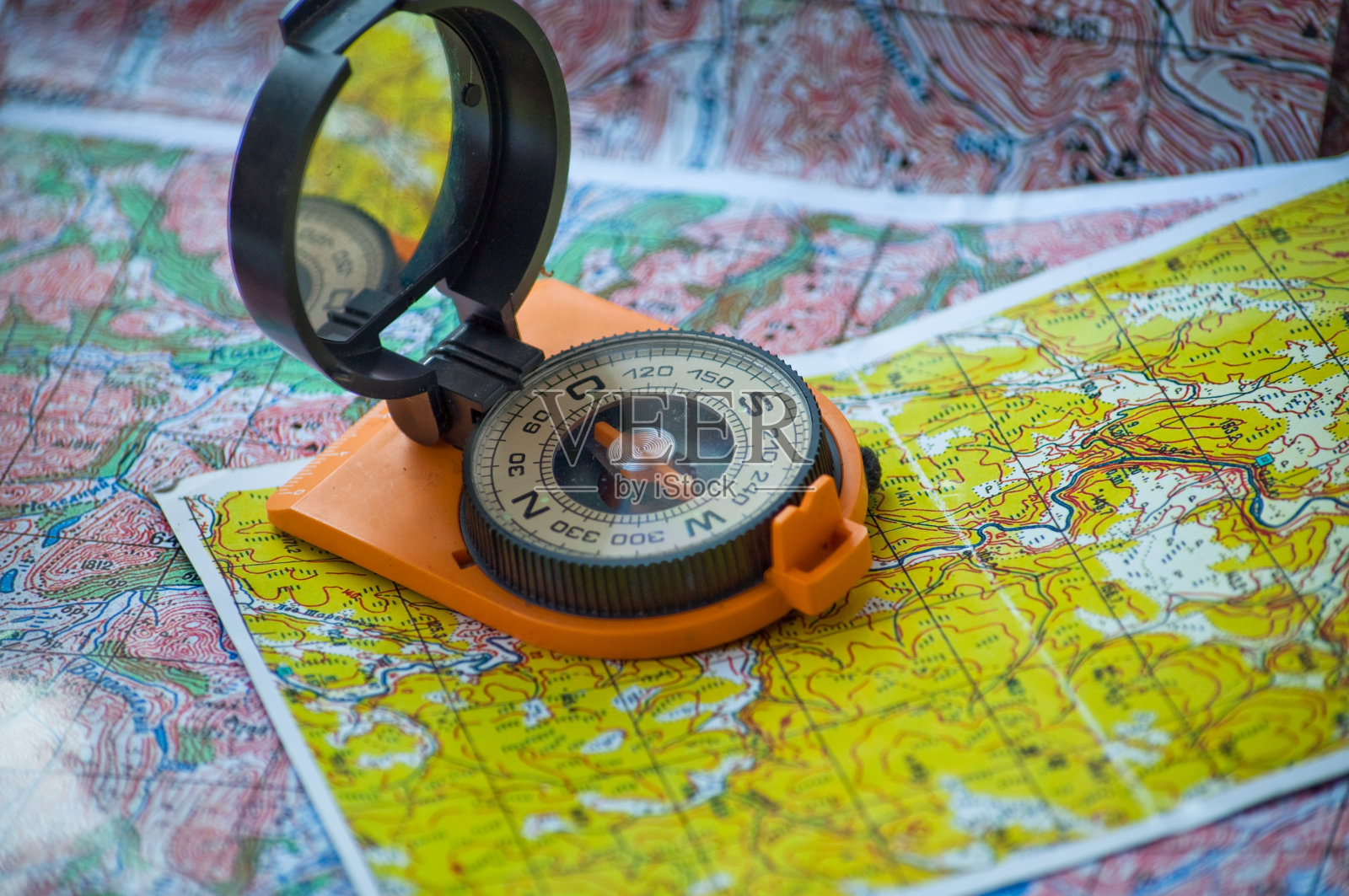 指南针和地图。照片摄影图片