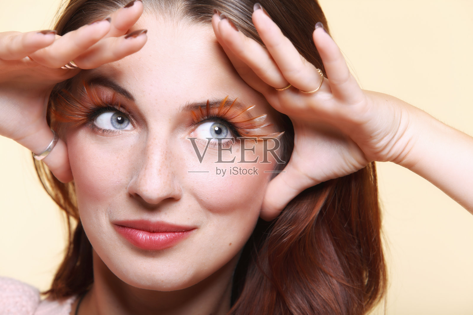 秋季女性时尚创意化妆假睫毛照片摄影图片