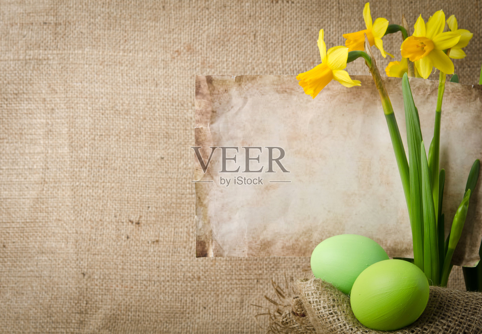 复活节彩蛋和水仙花照片摄影图片