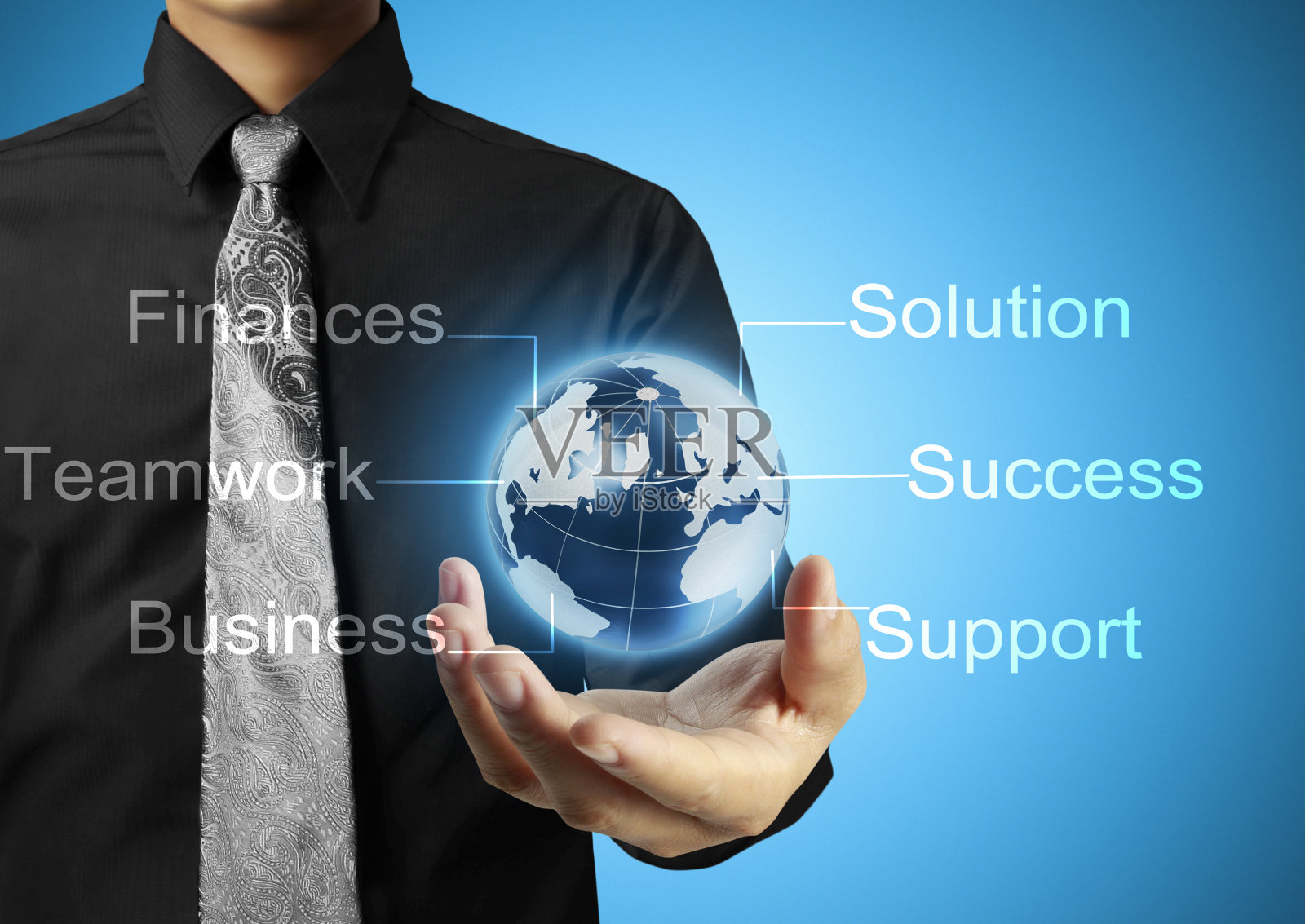 手里拿着一个发光的地球仪照片摄影图片