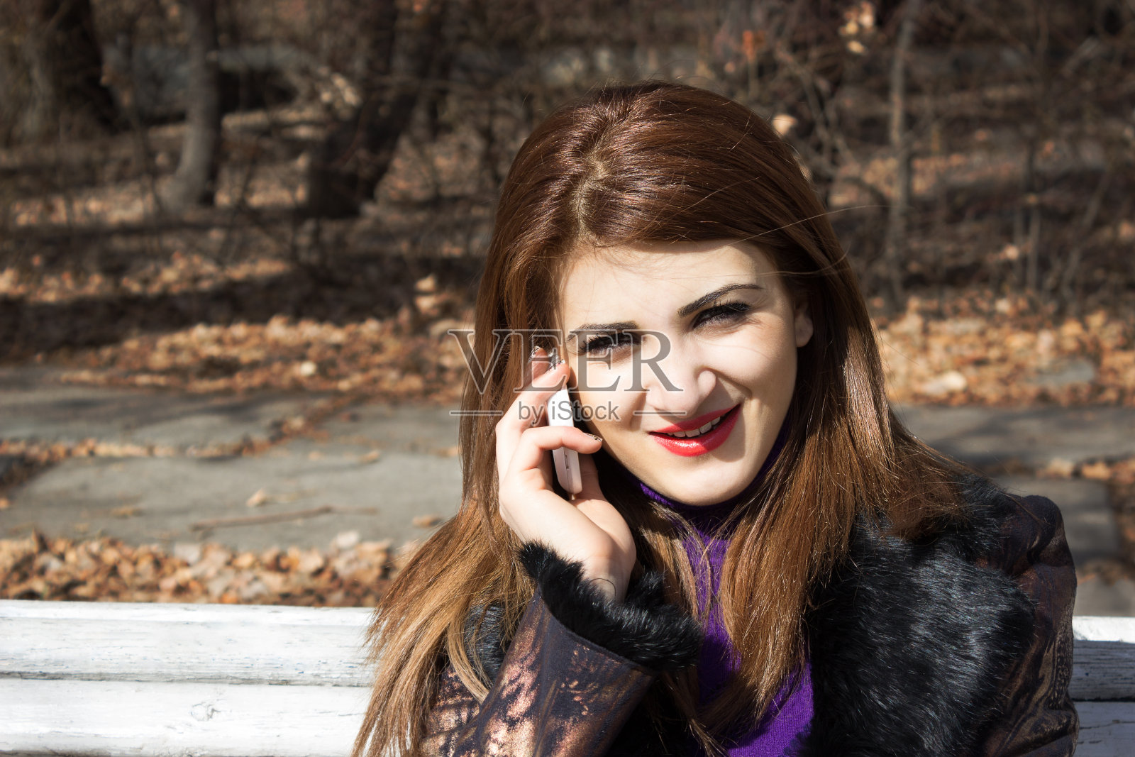 在公园里打电话的女孩照片摄影图片