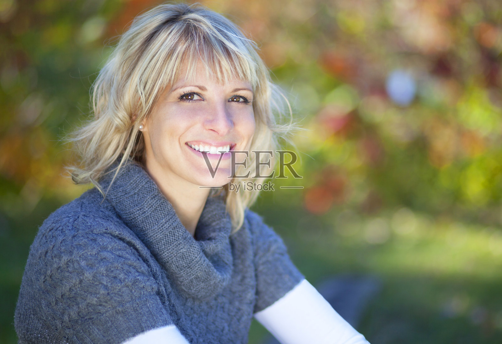 对着相机微笑的女人照片摄影图片