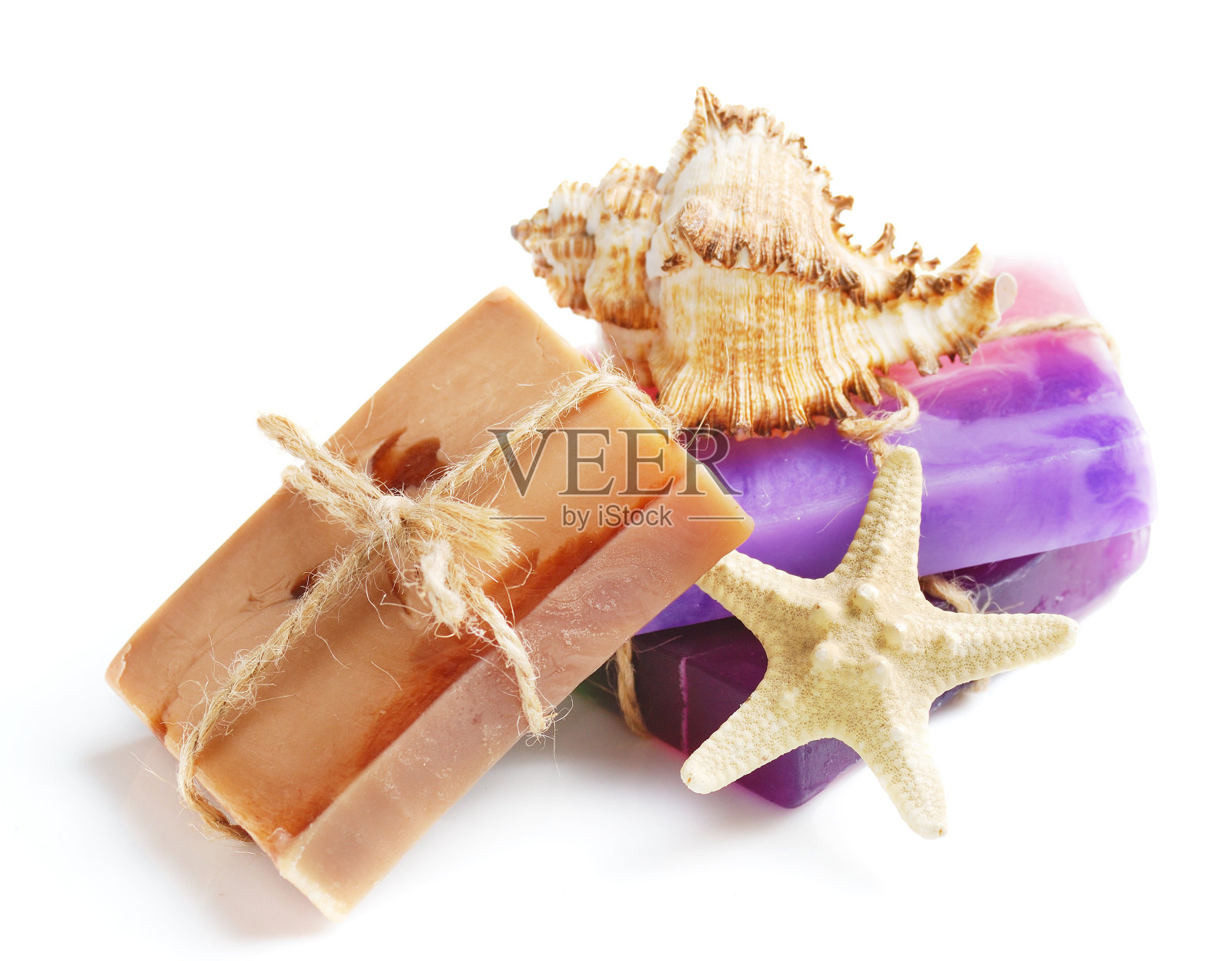 含有草本植物和花朵的天然肥皂。照片摄影图片