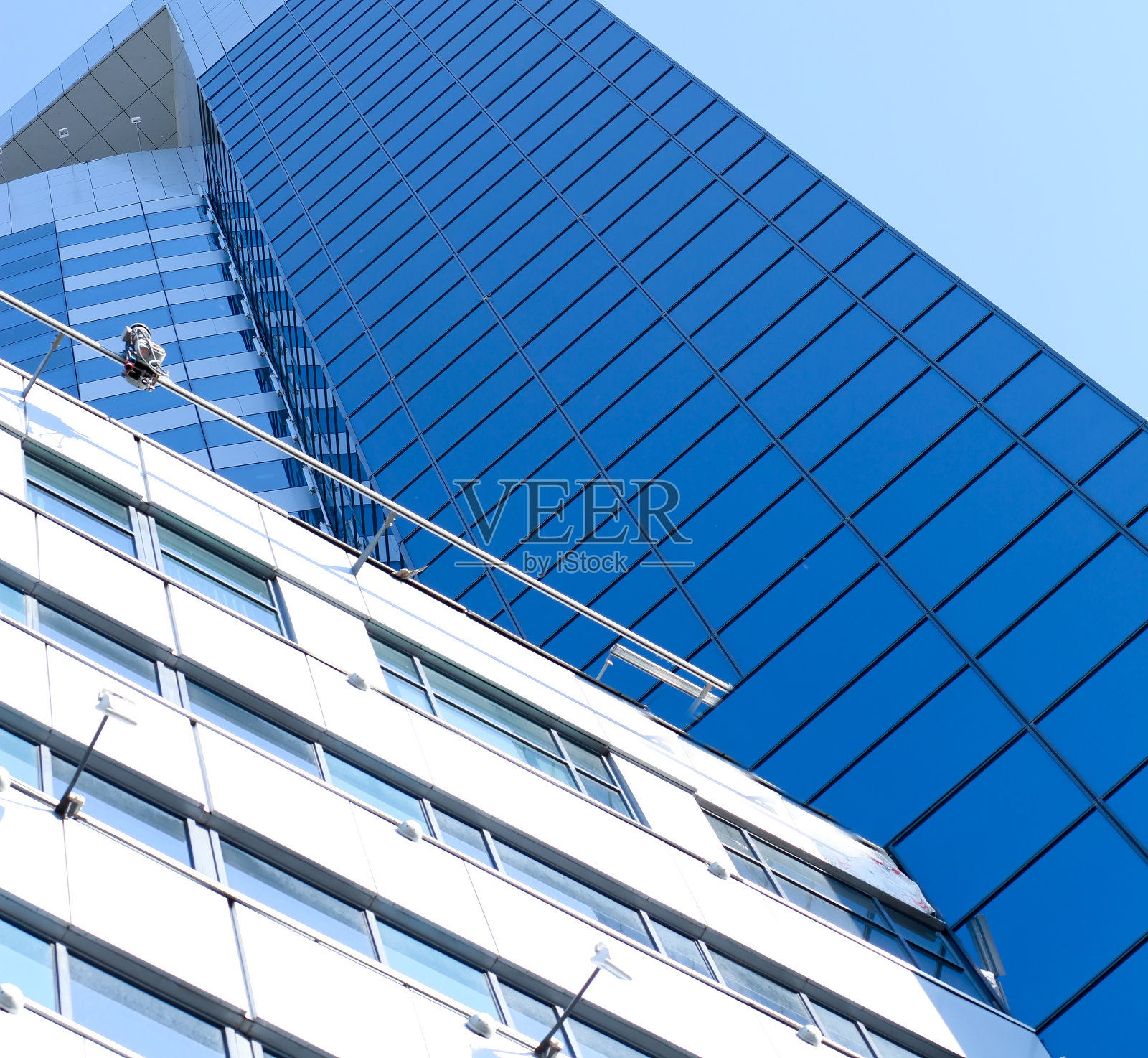 阳光明媚的摩天大楼在明亮的蓝色天空照片摄影图片