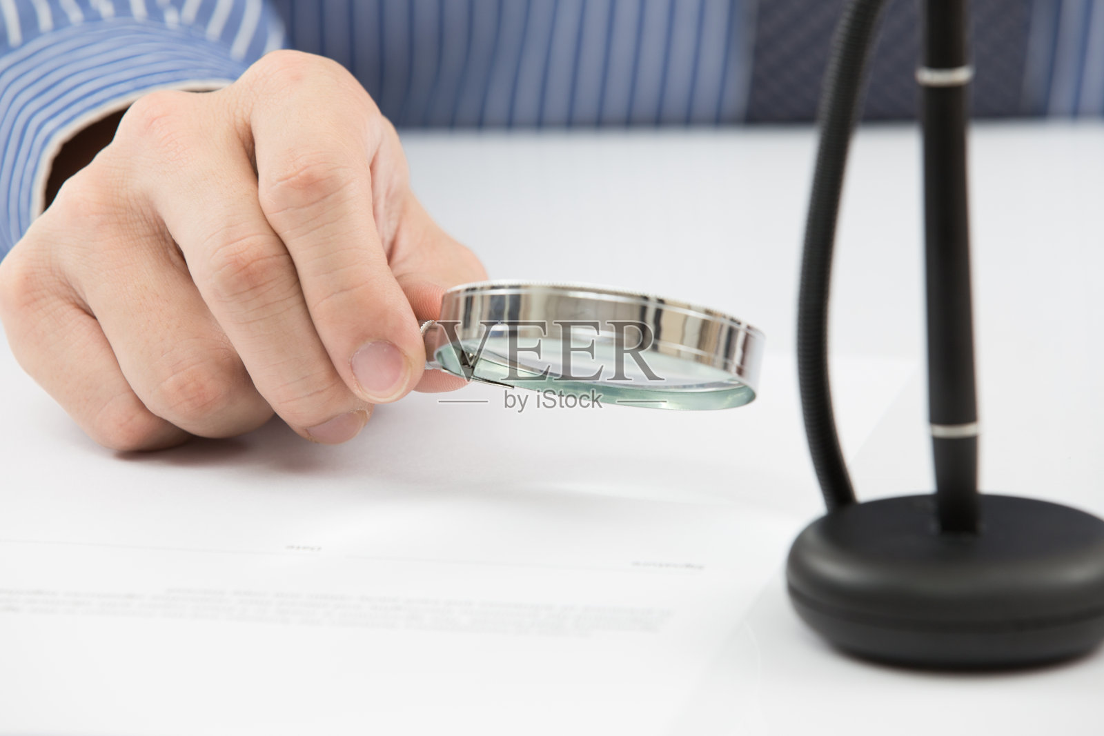 商人用笔签订财务合同照片摄影图片