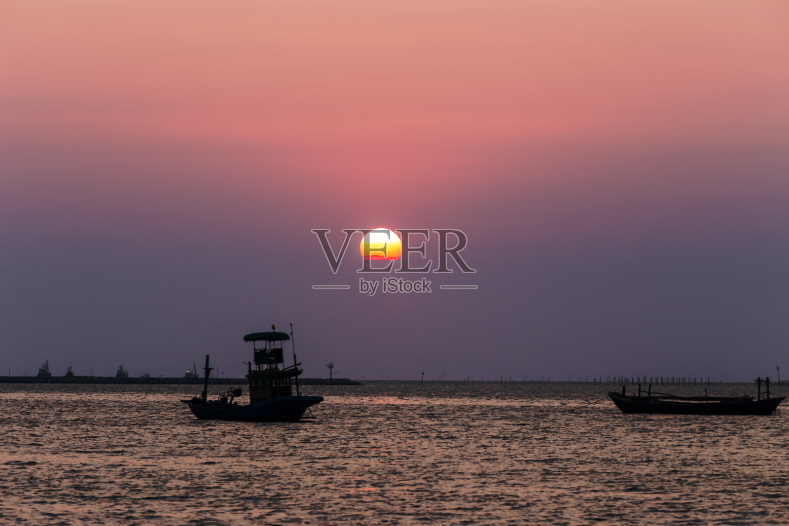 日落近岸渔船照片摄影图片