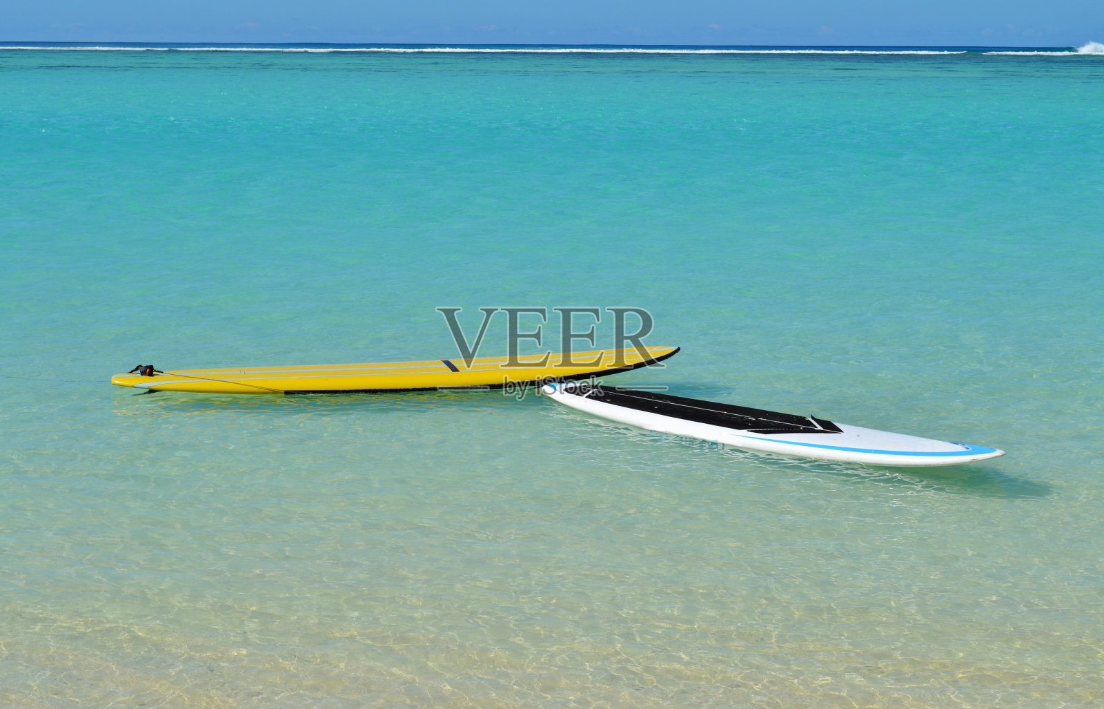 两块冲浪板在海洋上照片摄影图片