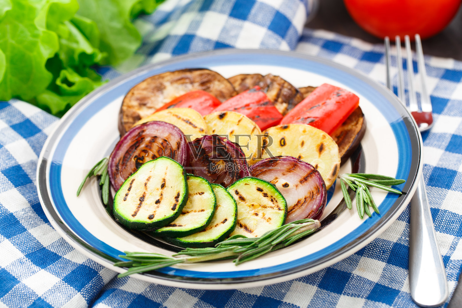 在盘子里烤蔬菜照片摄影图片