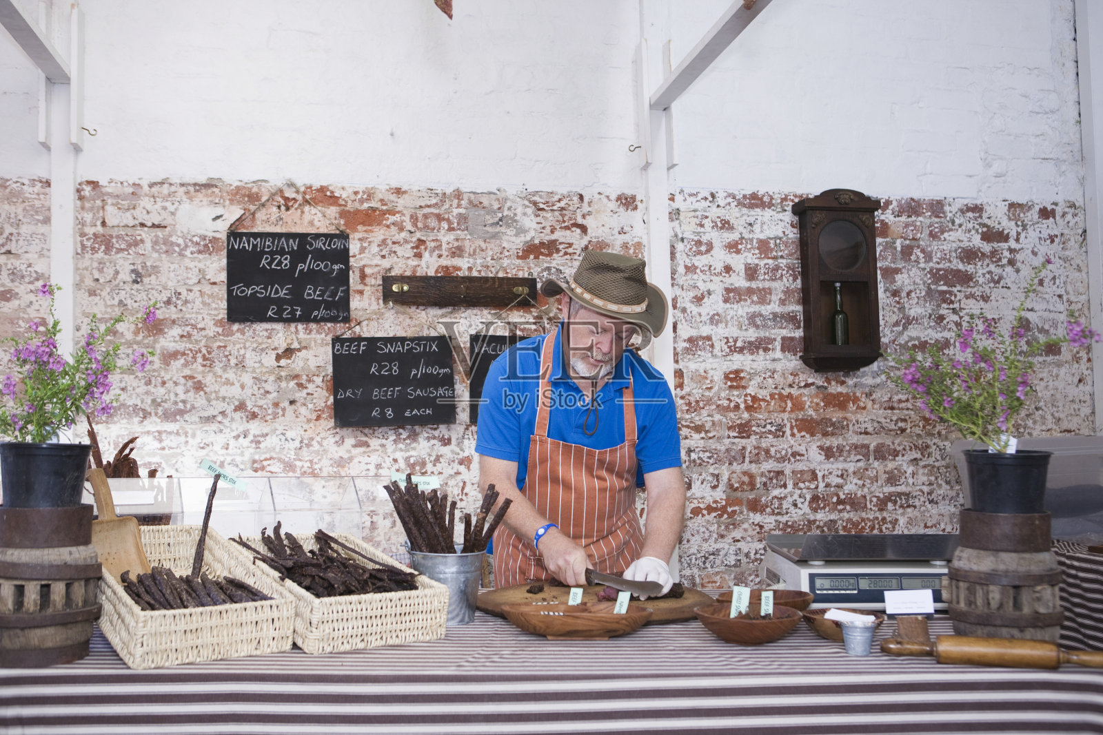 一名男子正在店里准备特制香肠照片摄影图片