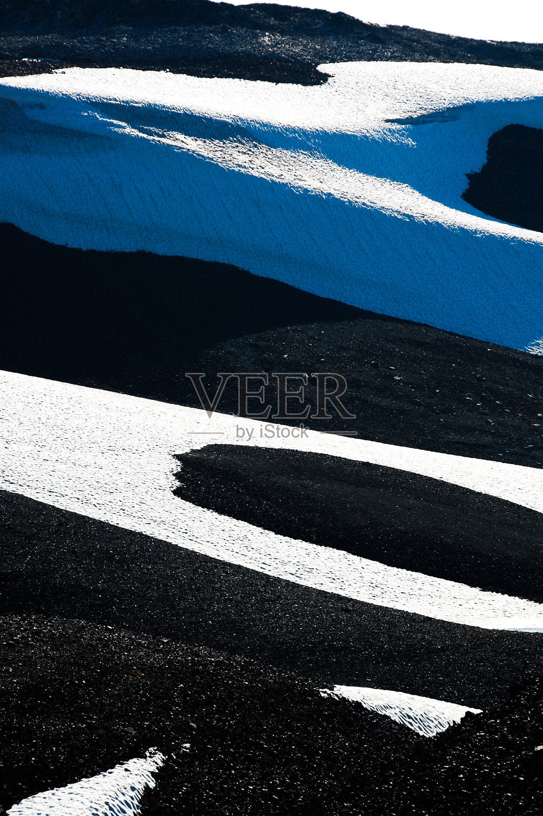火山上的雪条黑岩石黑獠牙山照片摄影图片
