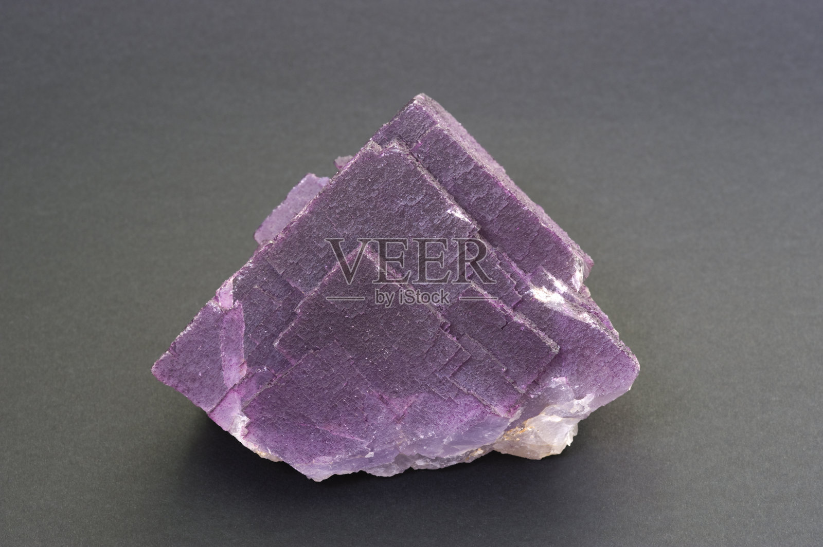 博物馆矿物系列:紫色萤石。12厘米高。照片摄影图片