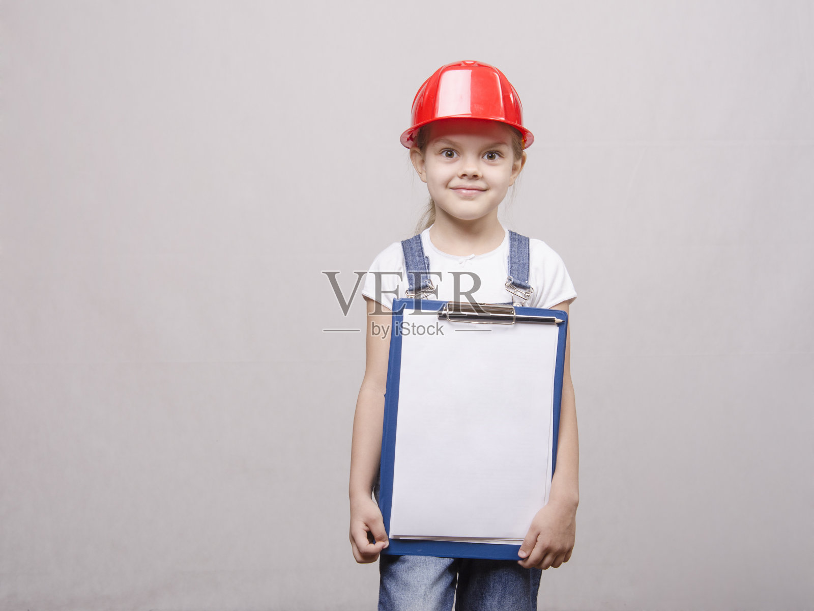 那个孩子戴着头盔，双手夹着照片摄影图片