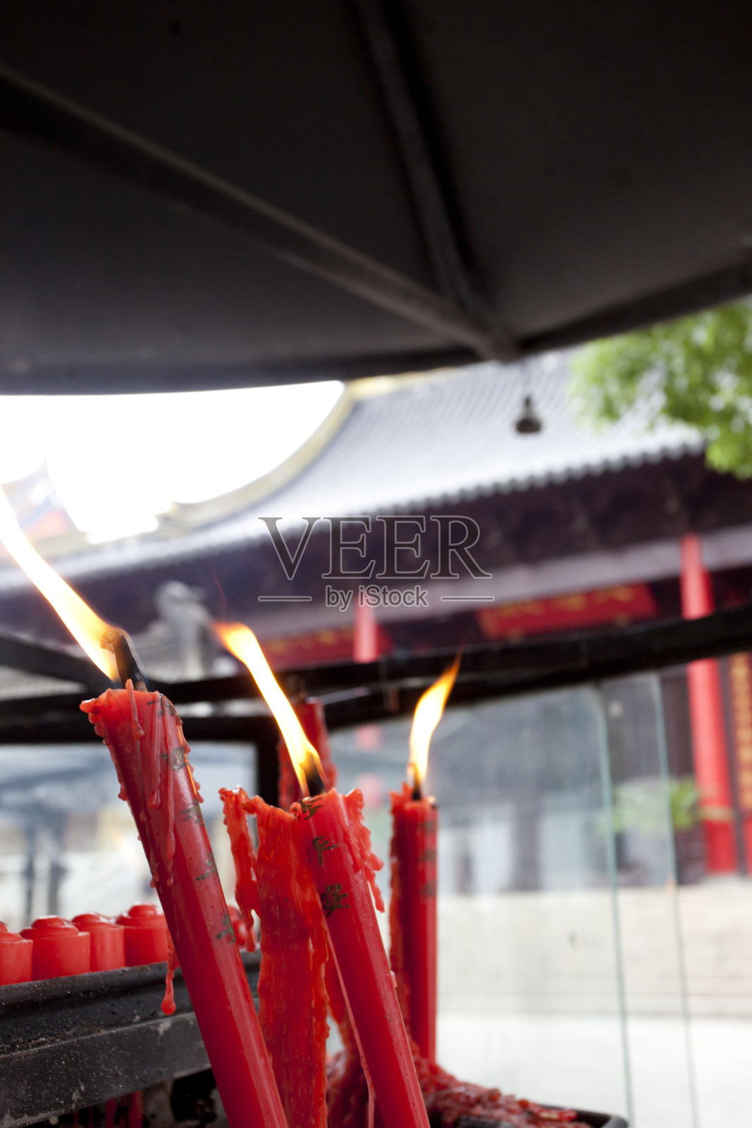 在中国寺庙前燃烧的蜡烛照片摄影图片