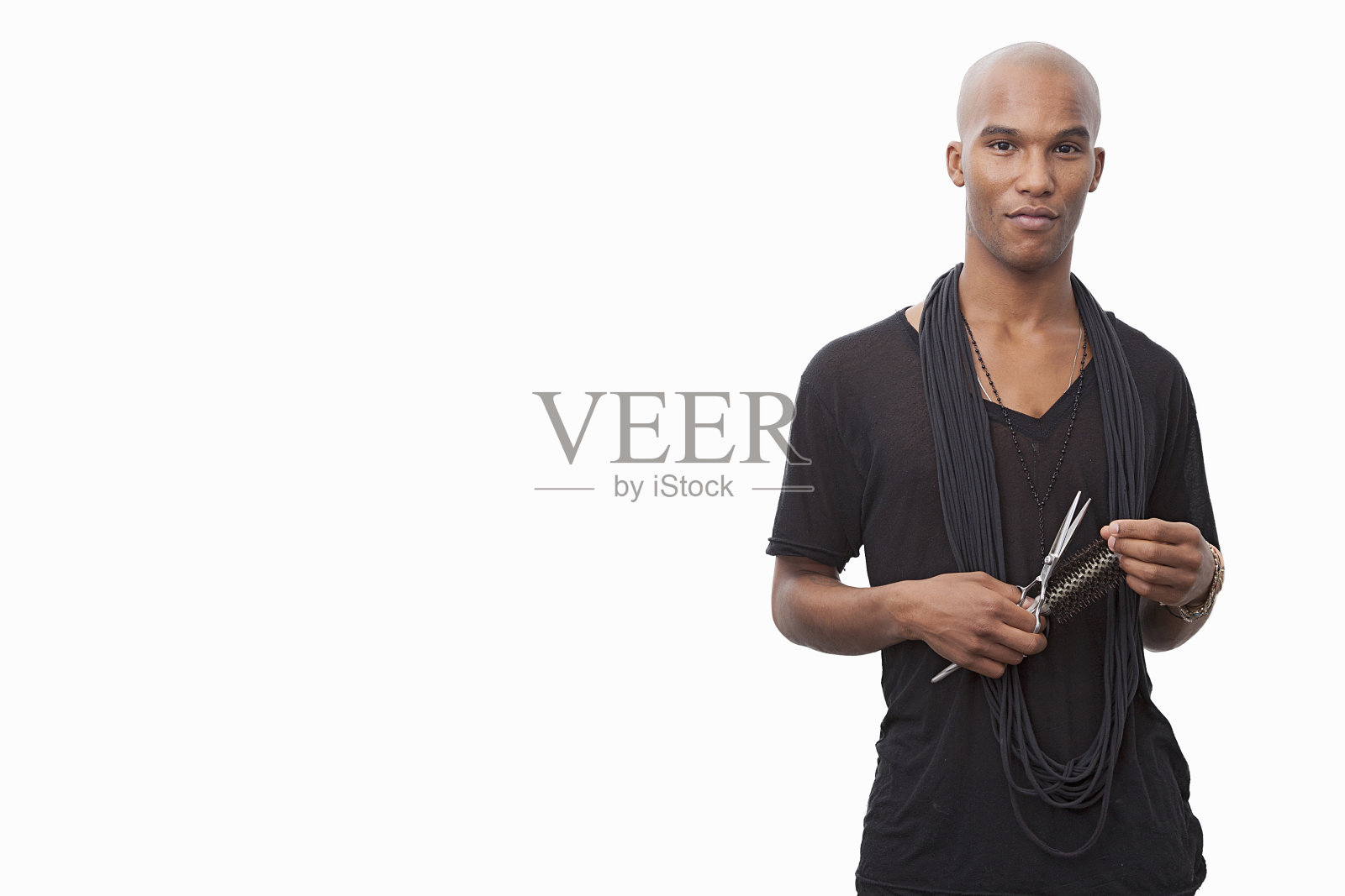 年轻的发型师站在白色背景的肖像照片摄影图片