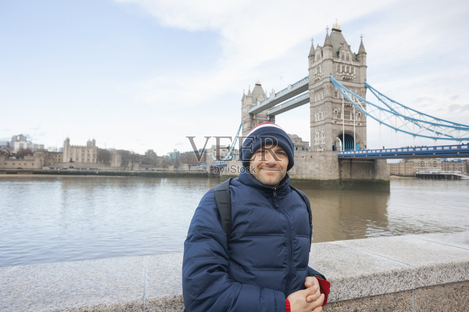 穿着暖和衣服的人站在塔桥前照片摄影图片