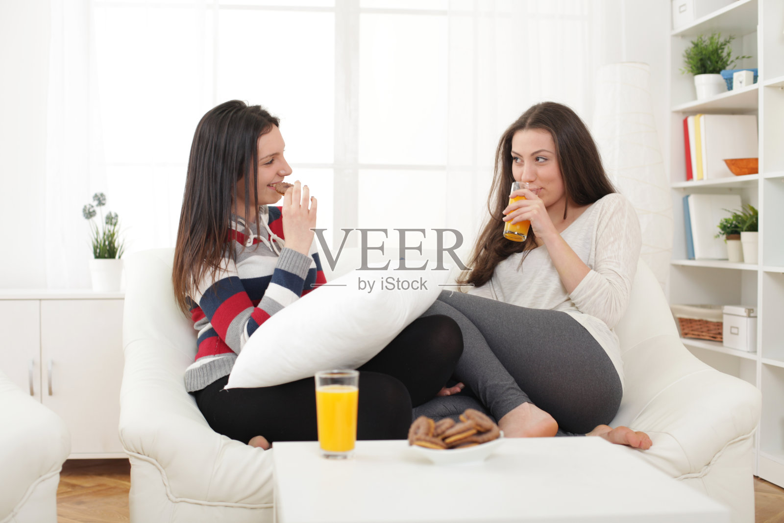 朋友在家里玩得开心照片摄影图片