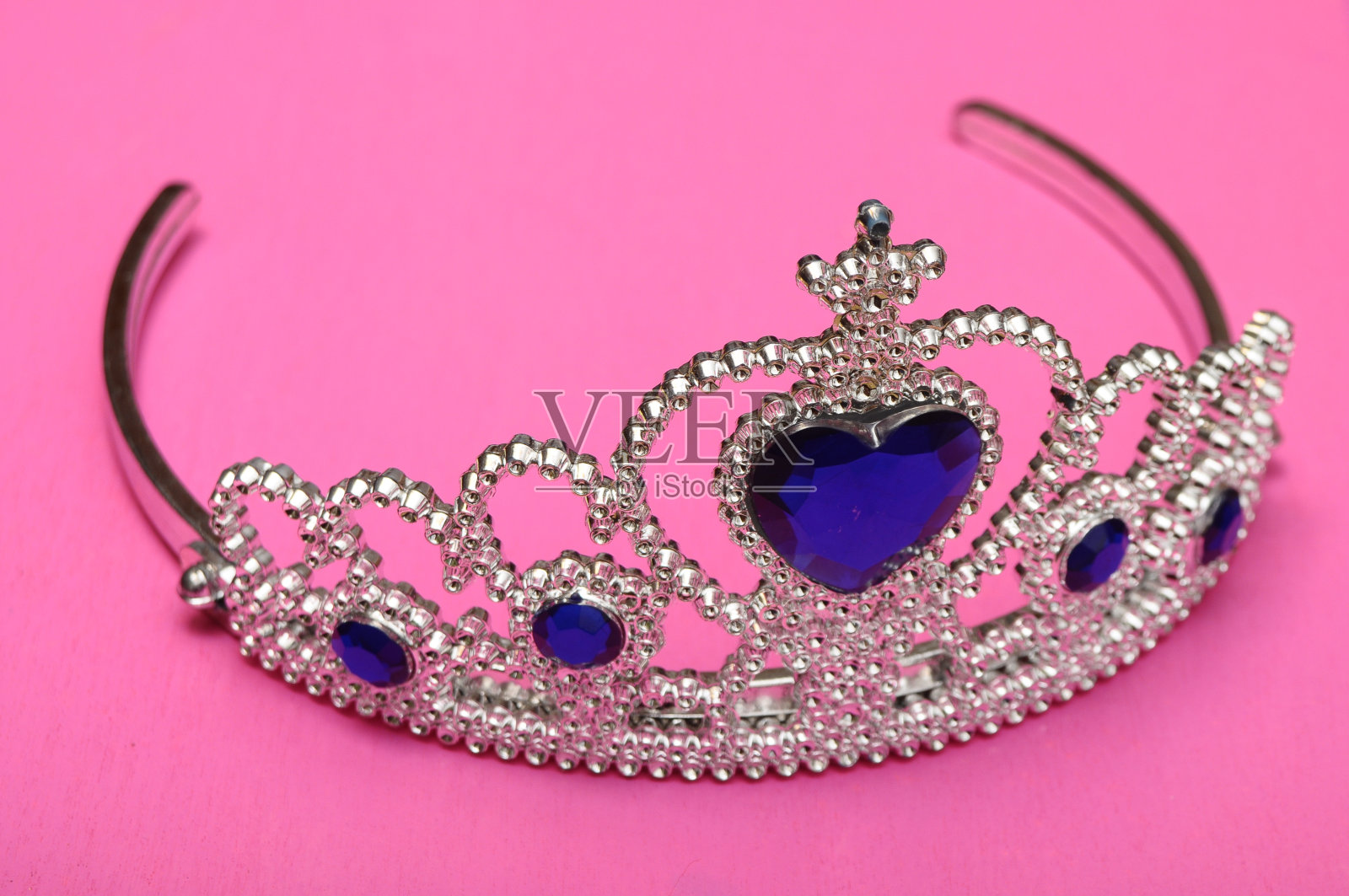 玩具头饰与蓝色宝石照片摄影图片