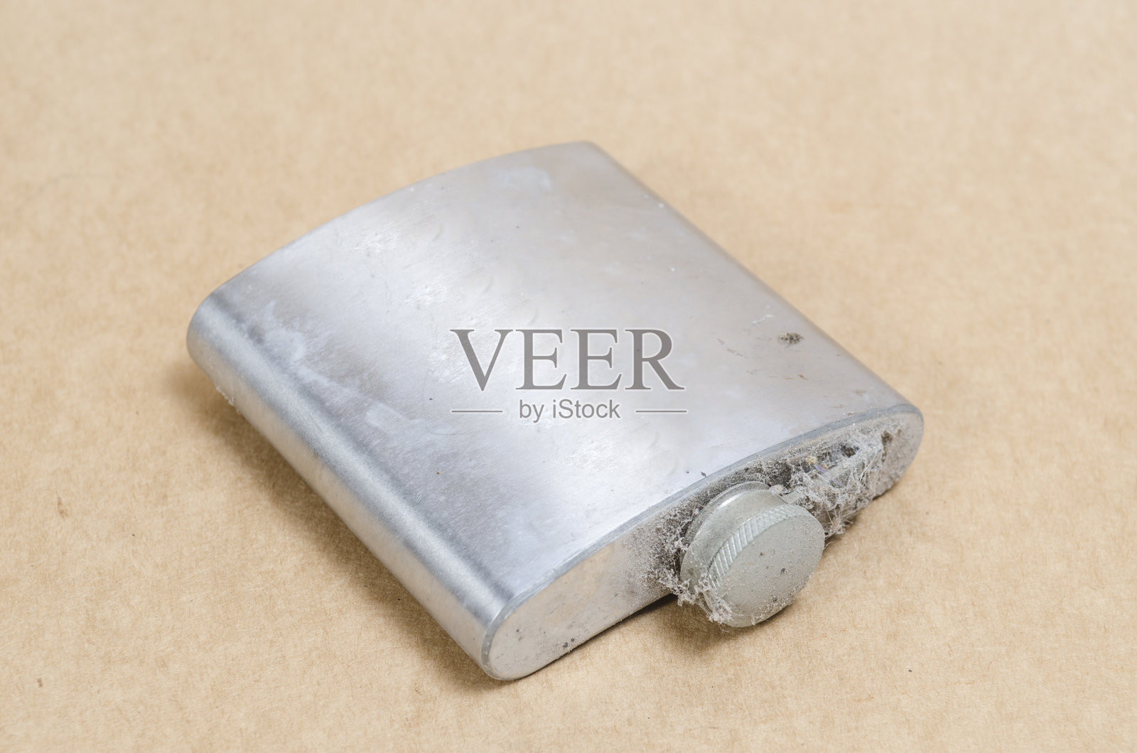 旧的扁平钢瓶上的老式纸张背景照片摄影图片