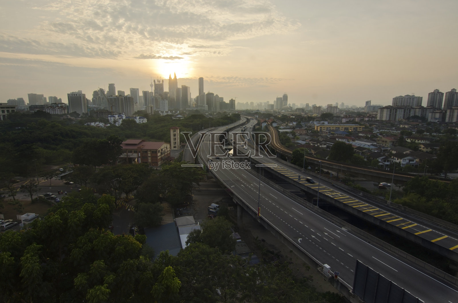 日落时分到吉隆坡的高速公路照片摄影图片