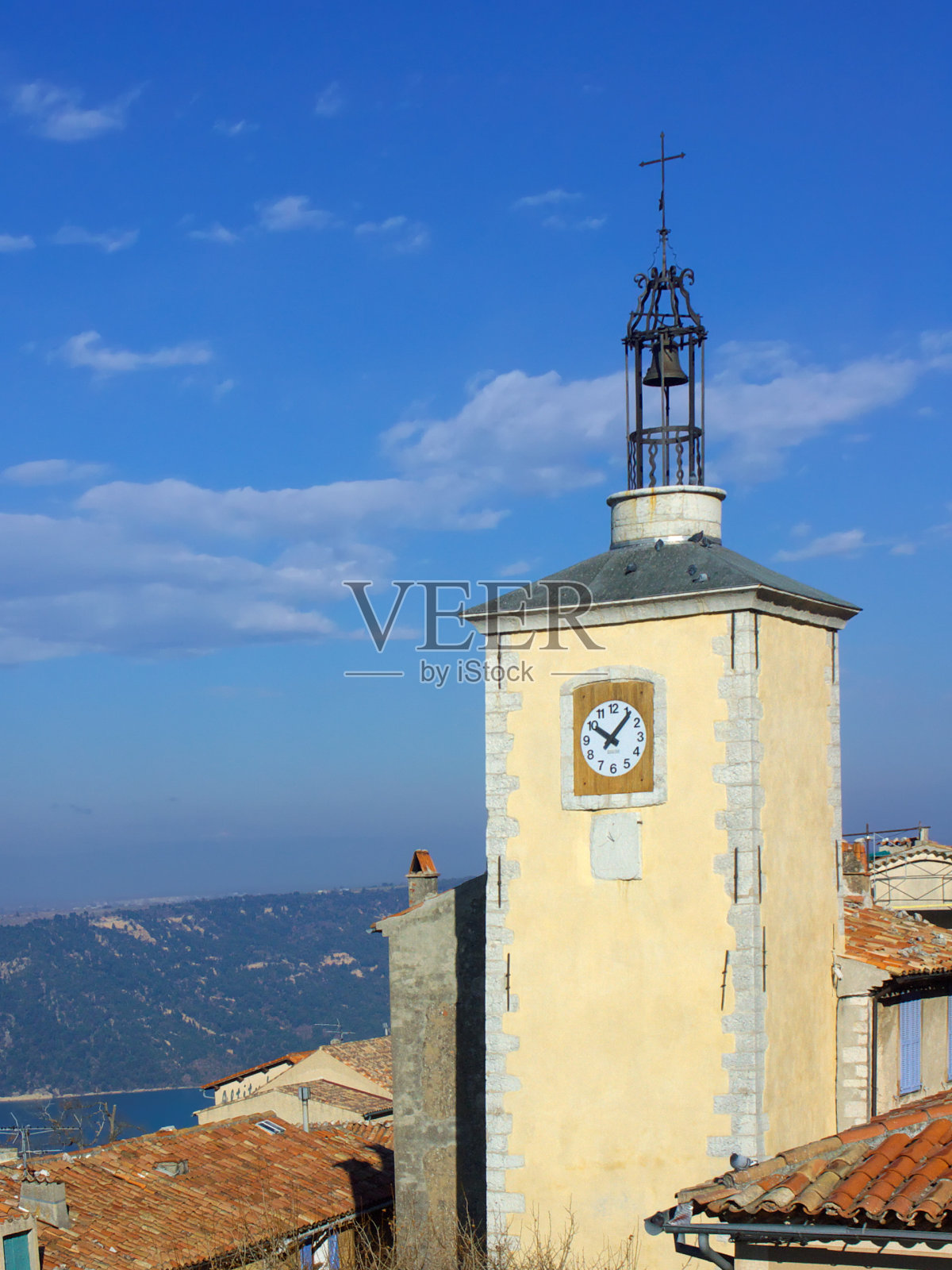 普罗旺斯村的钟楼照片摄影图片