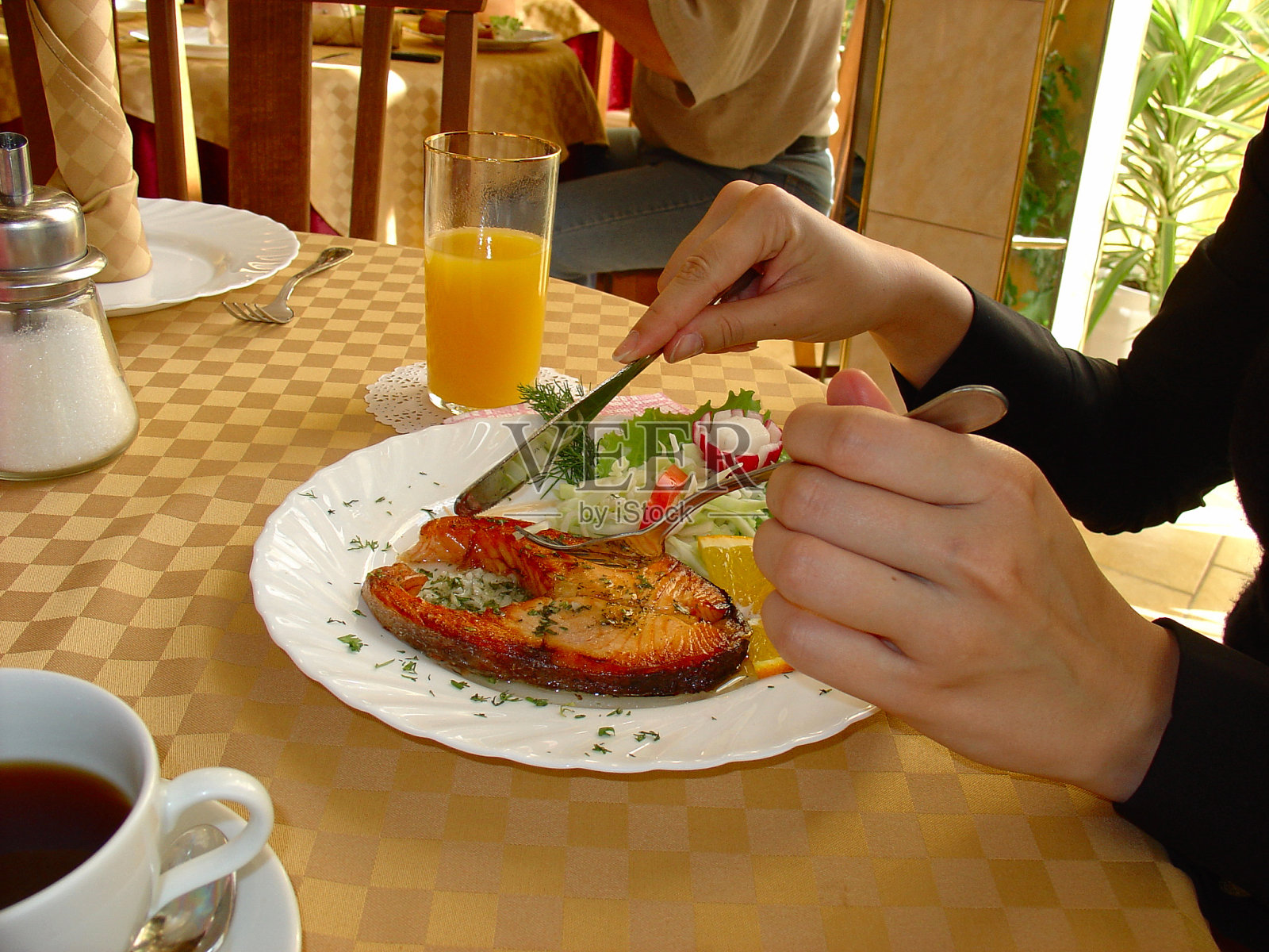 晚餐在餐厅照片摄影图片