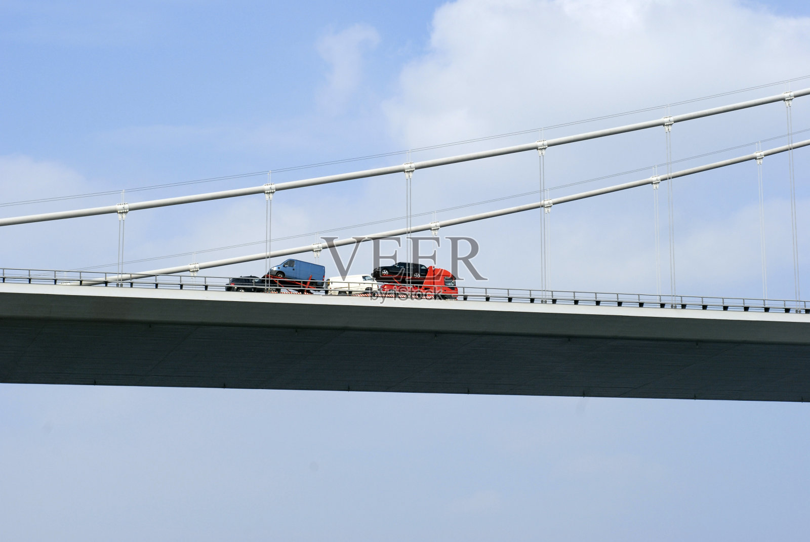 卡车上的汽车在高处照片摄影图片