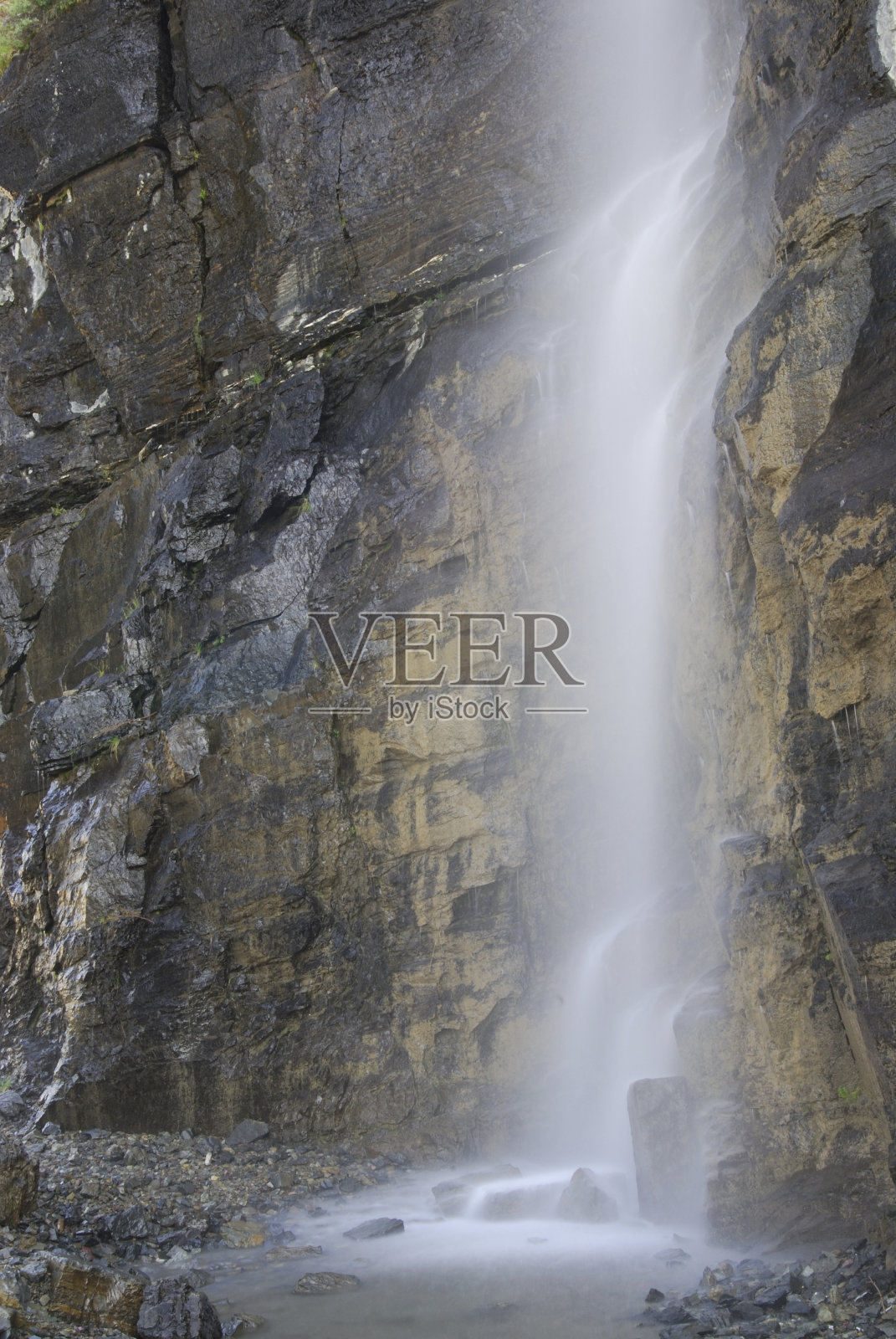 路边的瀑布照片摄影图片