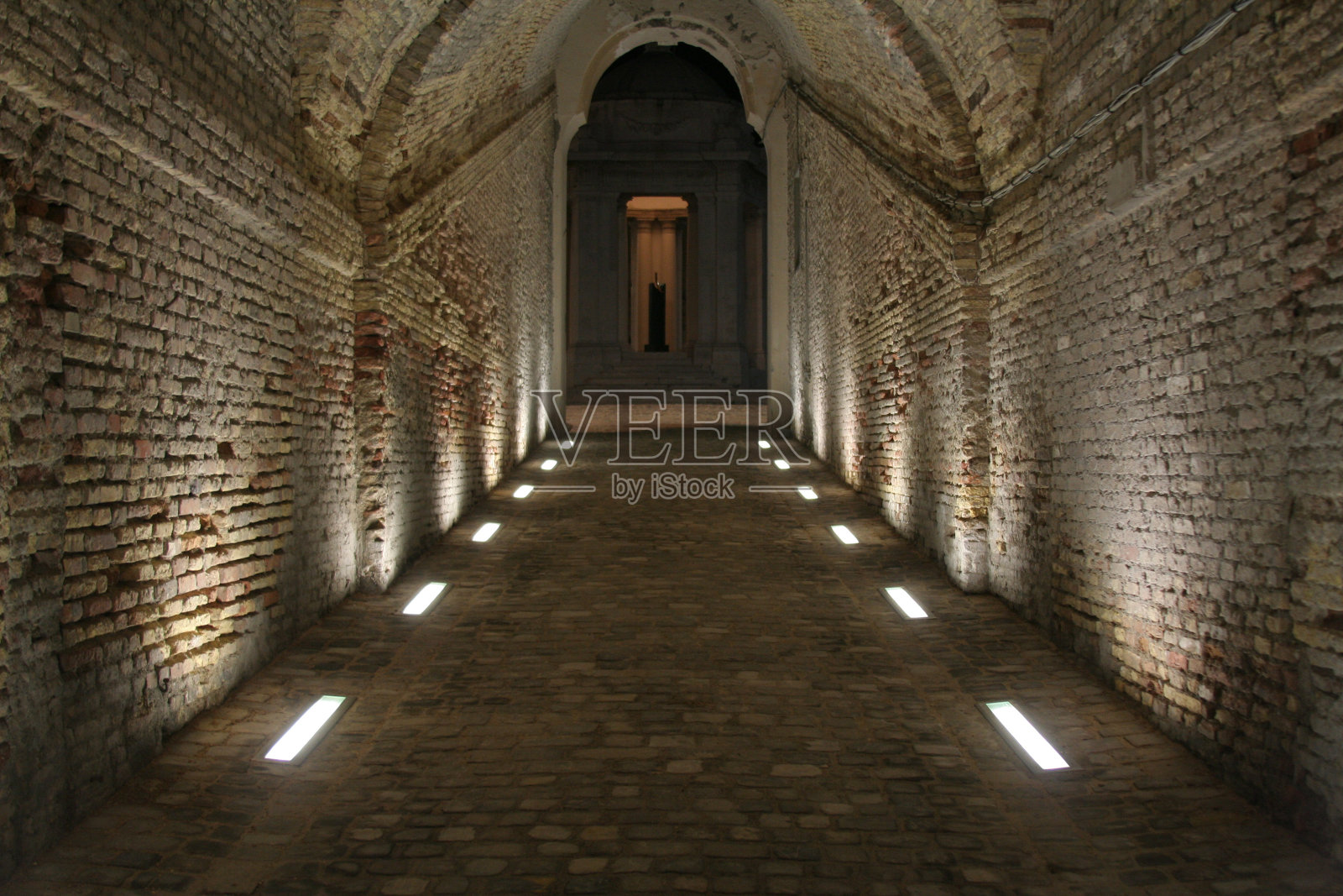 石头隧道里的灯光照片摄影图片