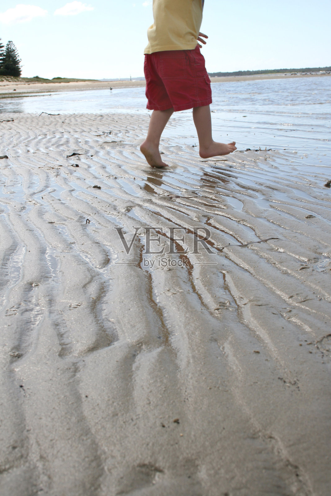 孩子在沙滩上奔跑照片摄影图片