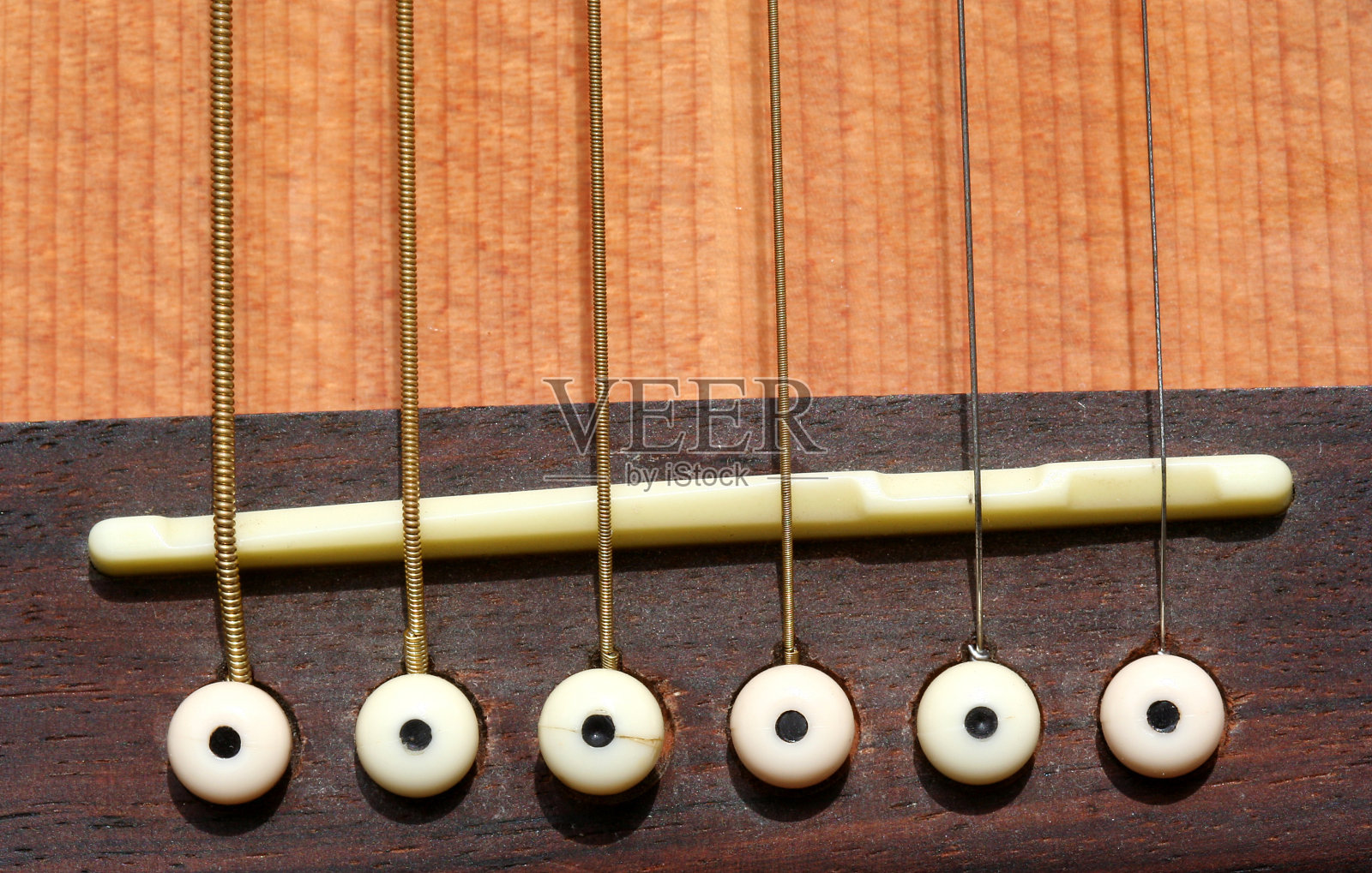 吉他弦和桥拉近照片摄影图片