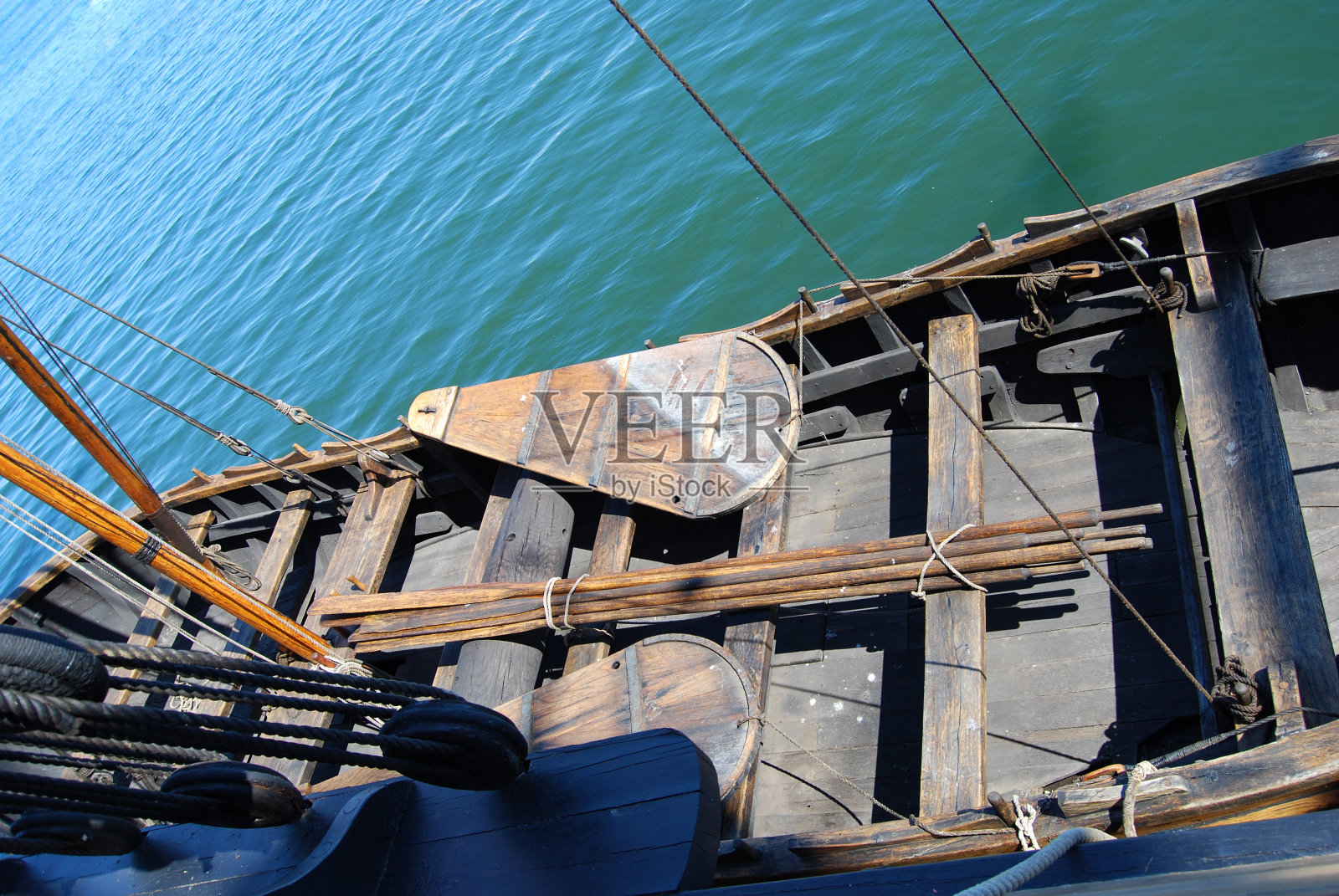 降低一艘船照片摄影图片