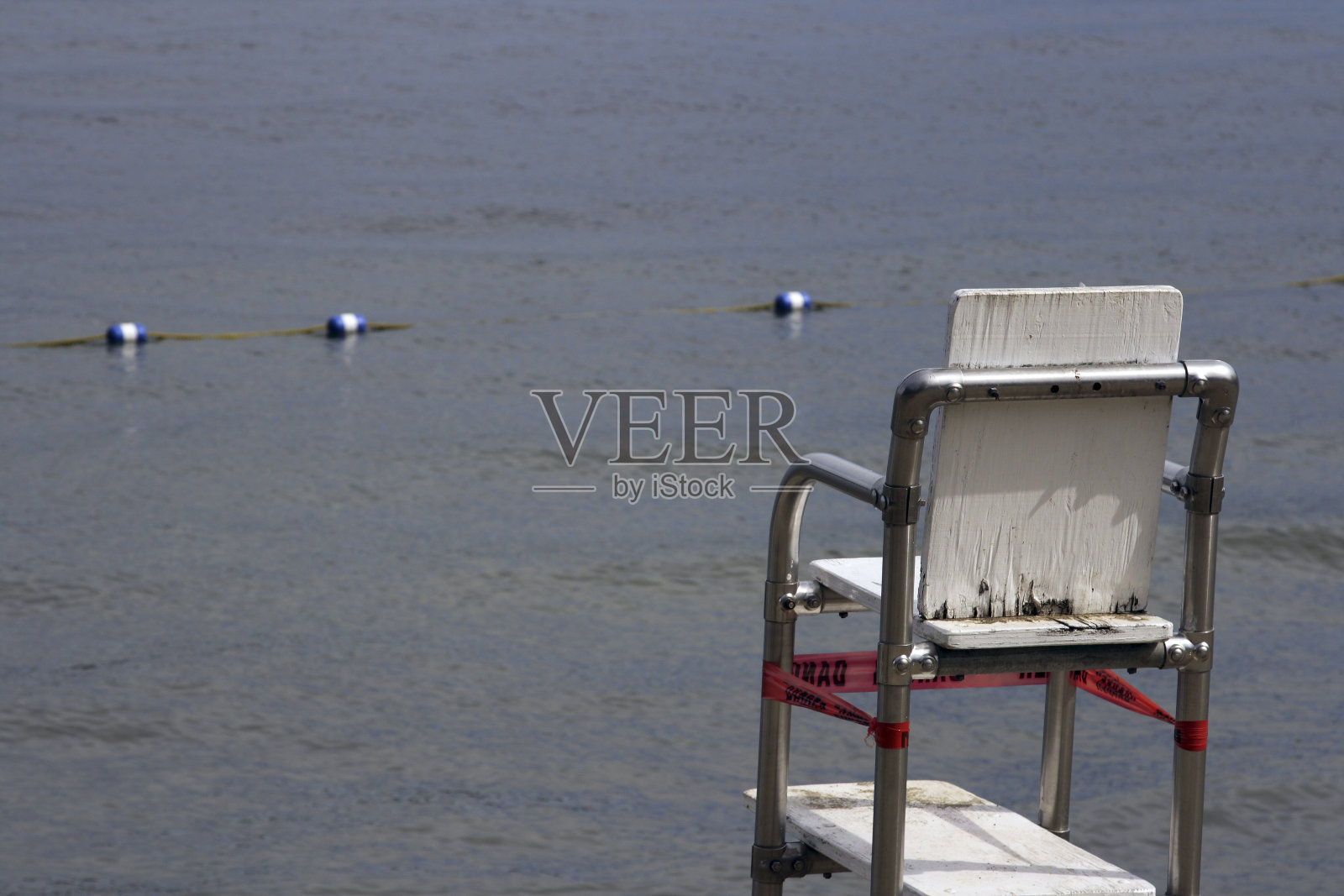 等待救生员照片摄影图片