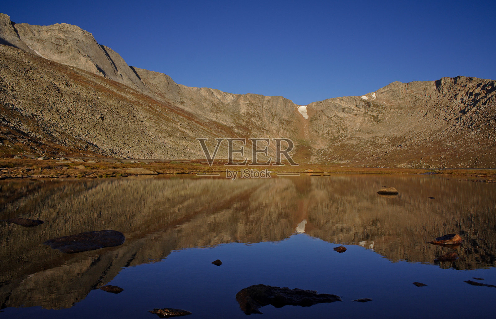 光滑的山湖照片摄影图片