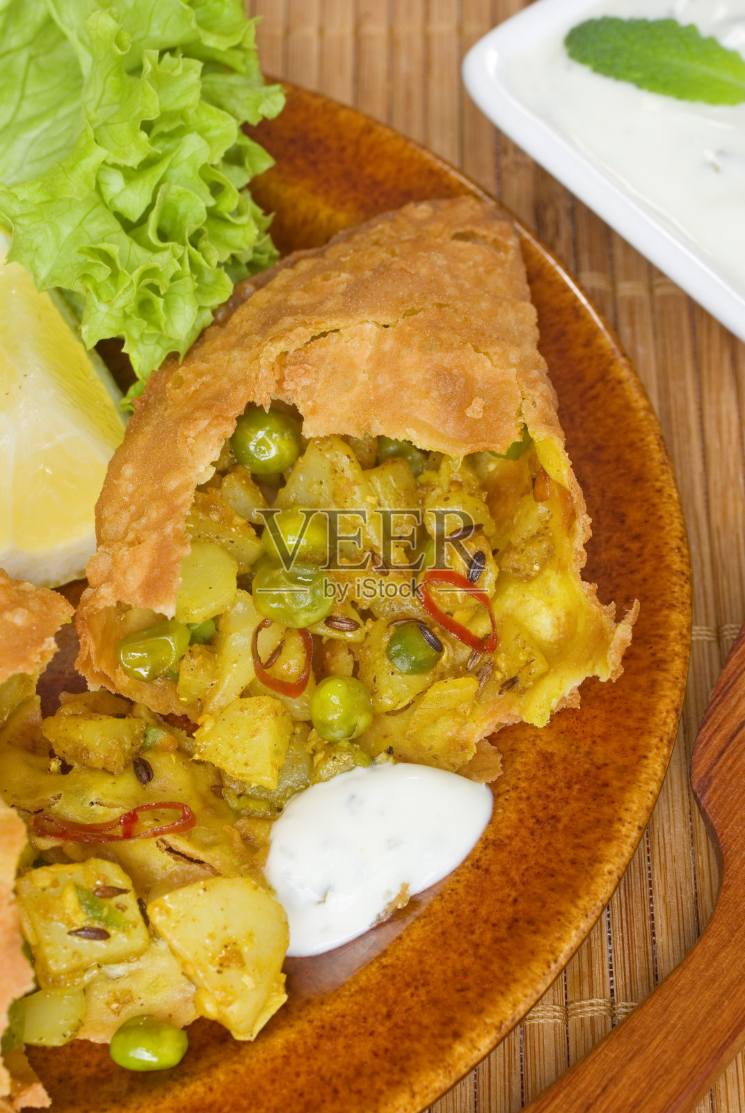 蔬菜萨莫萨三角饺零食照片摄影图片