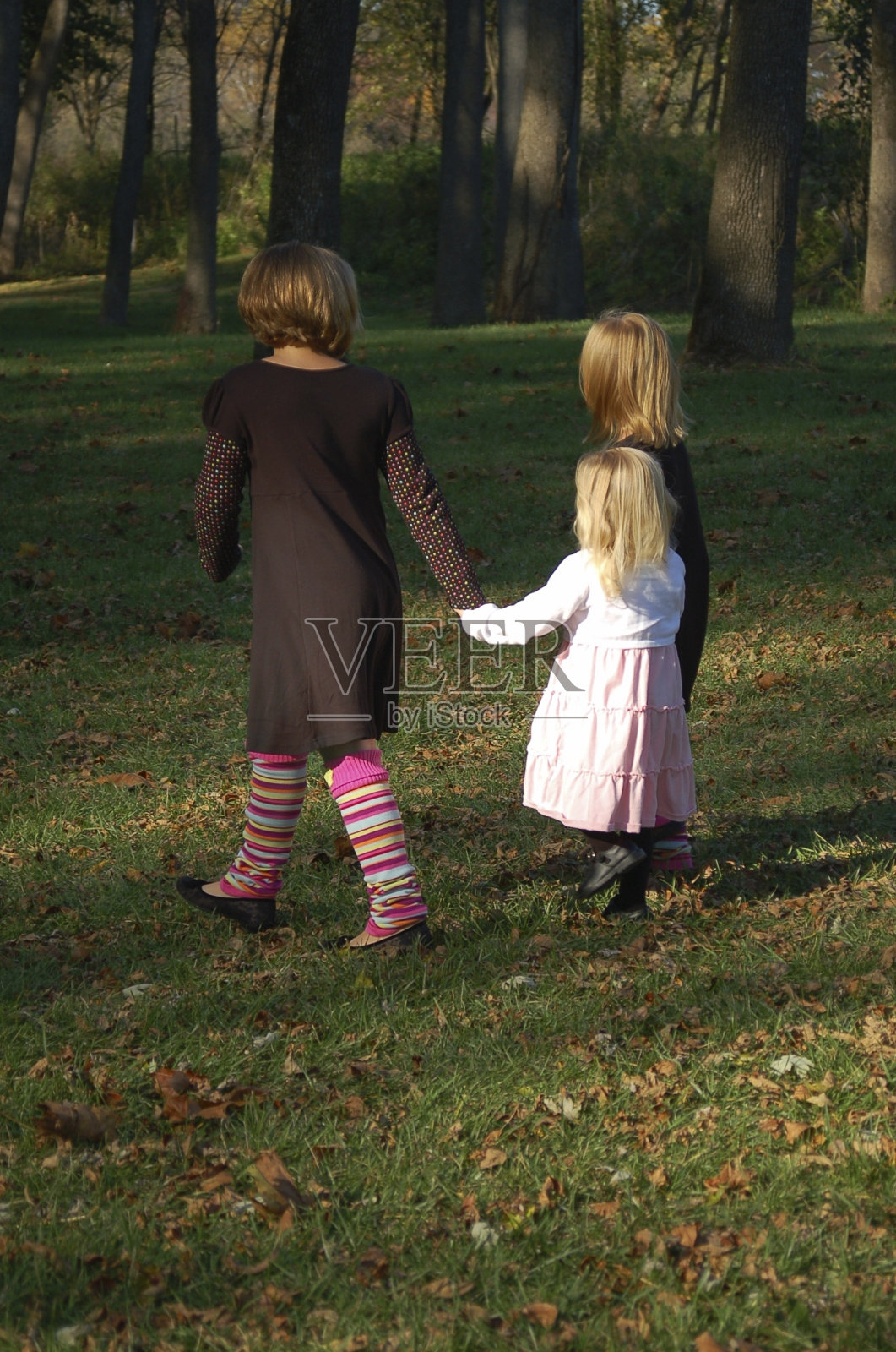 走过阴影照片摄影图片