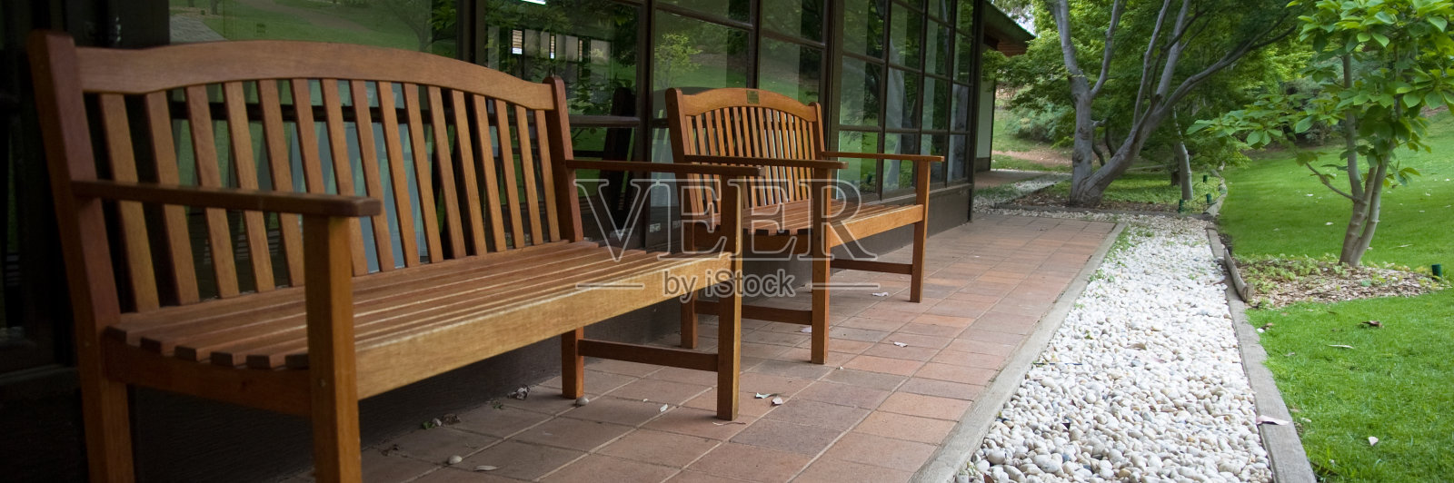 在公园的长椅上照片摄影图片