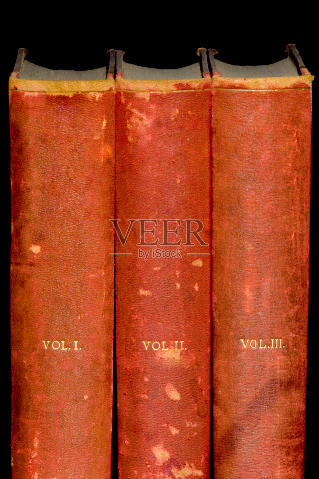 一排旧的皮革装订的书照片摄影图片