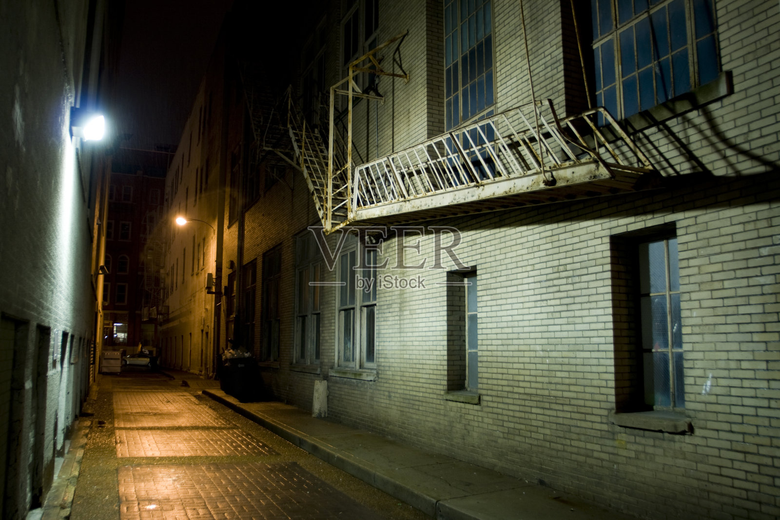 小巷和防火梯在晚上照片摄影图片