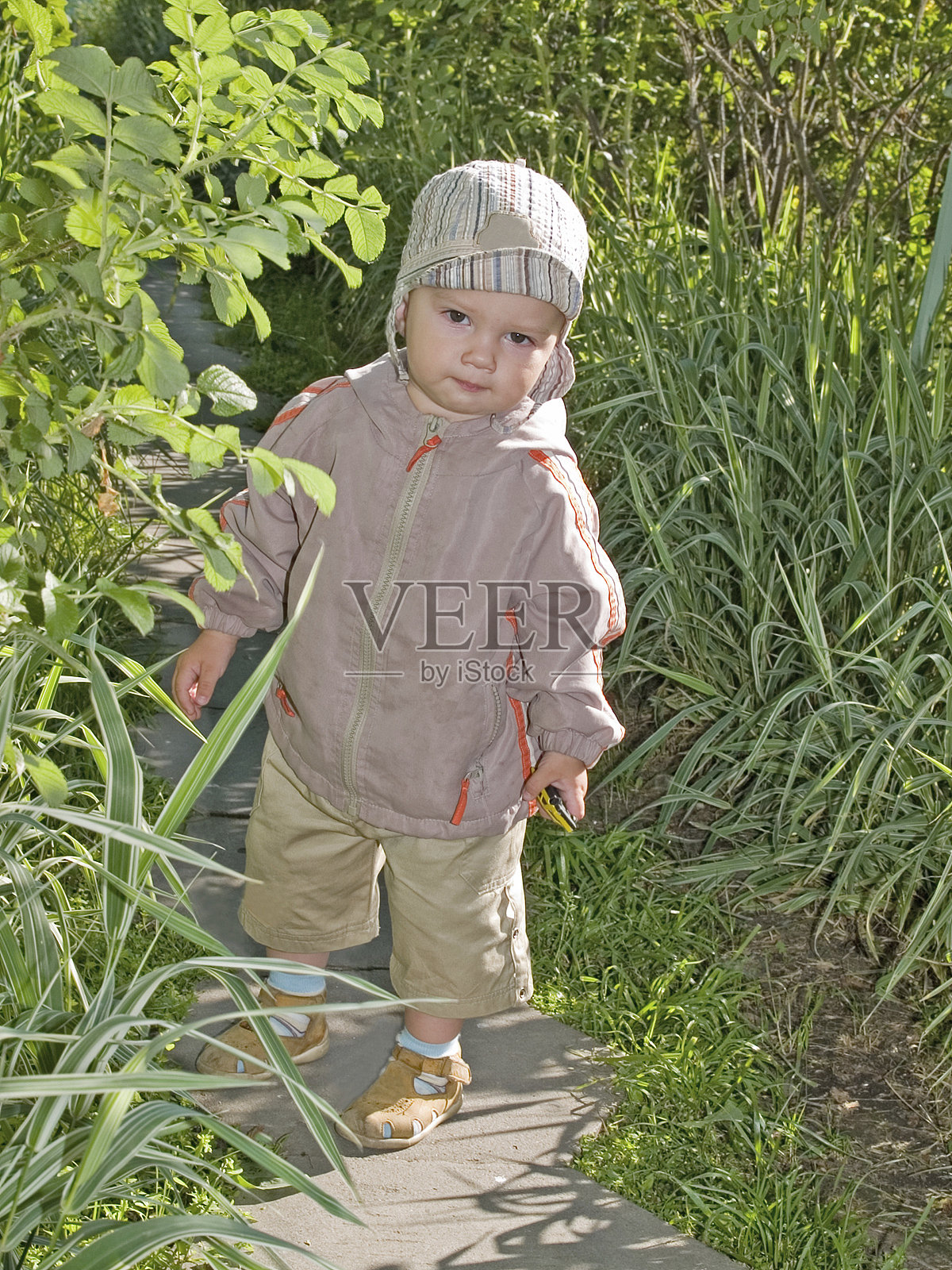 一个严肃的孩子在公园里散步照片摄影图片