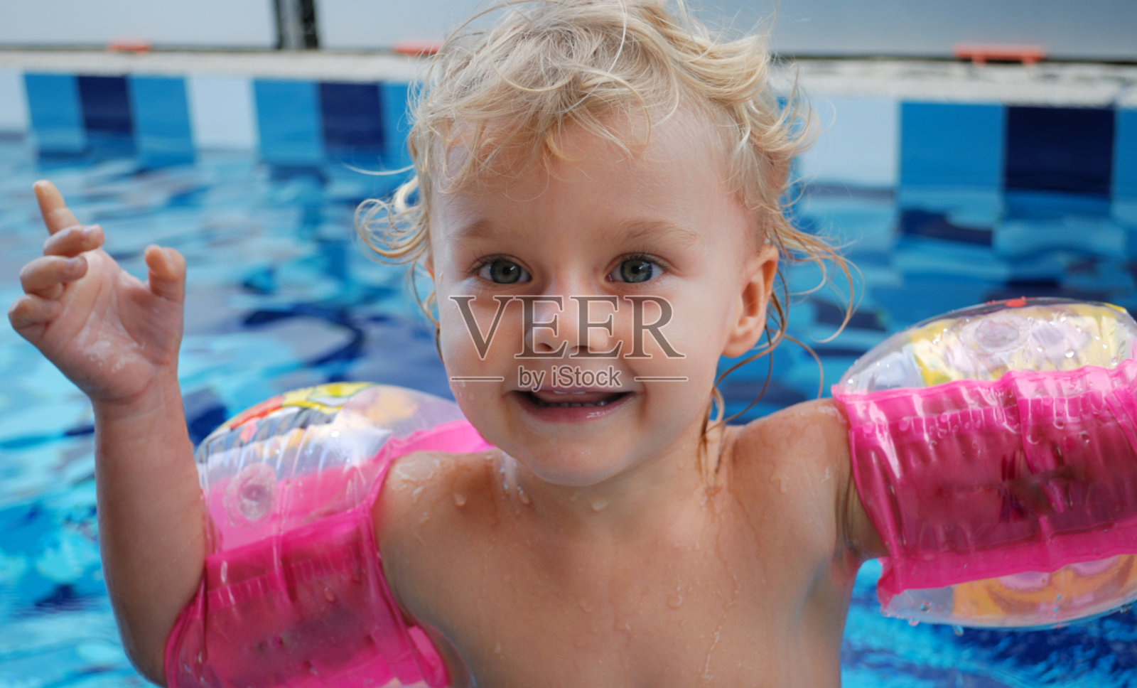 小女孩在游泳池里照片摄影图片