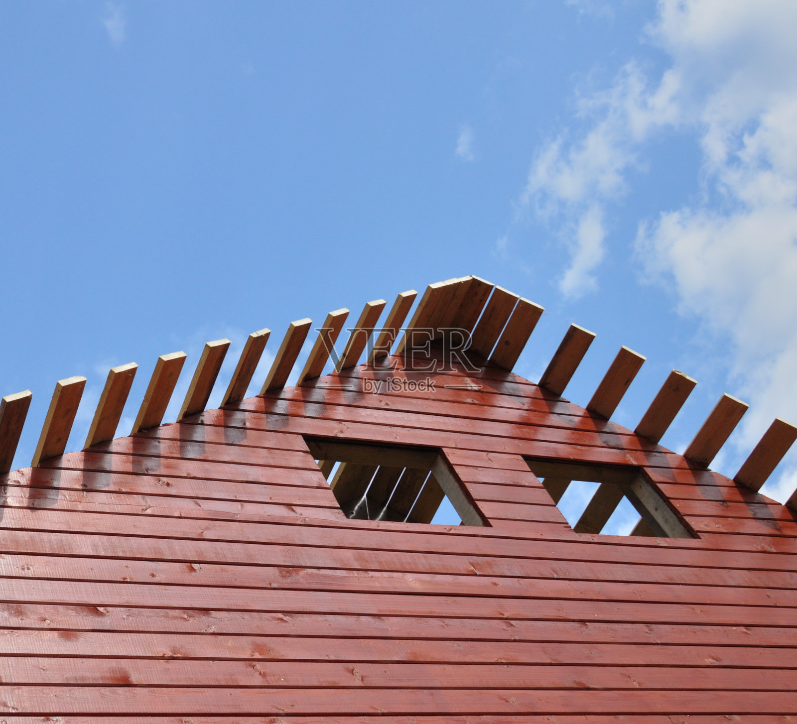 未完工的木质屋顶和蓝天照片摄影图片