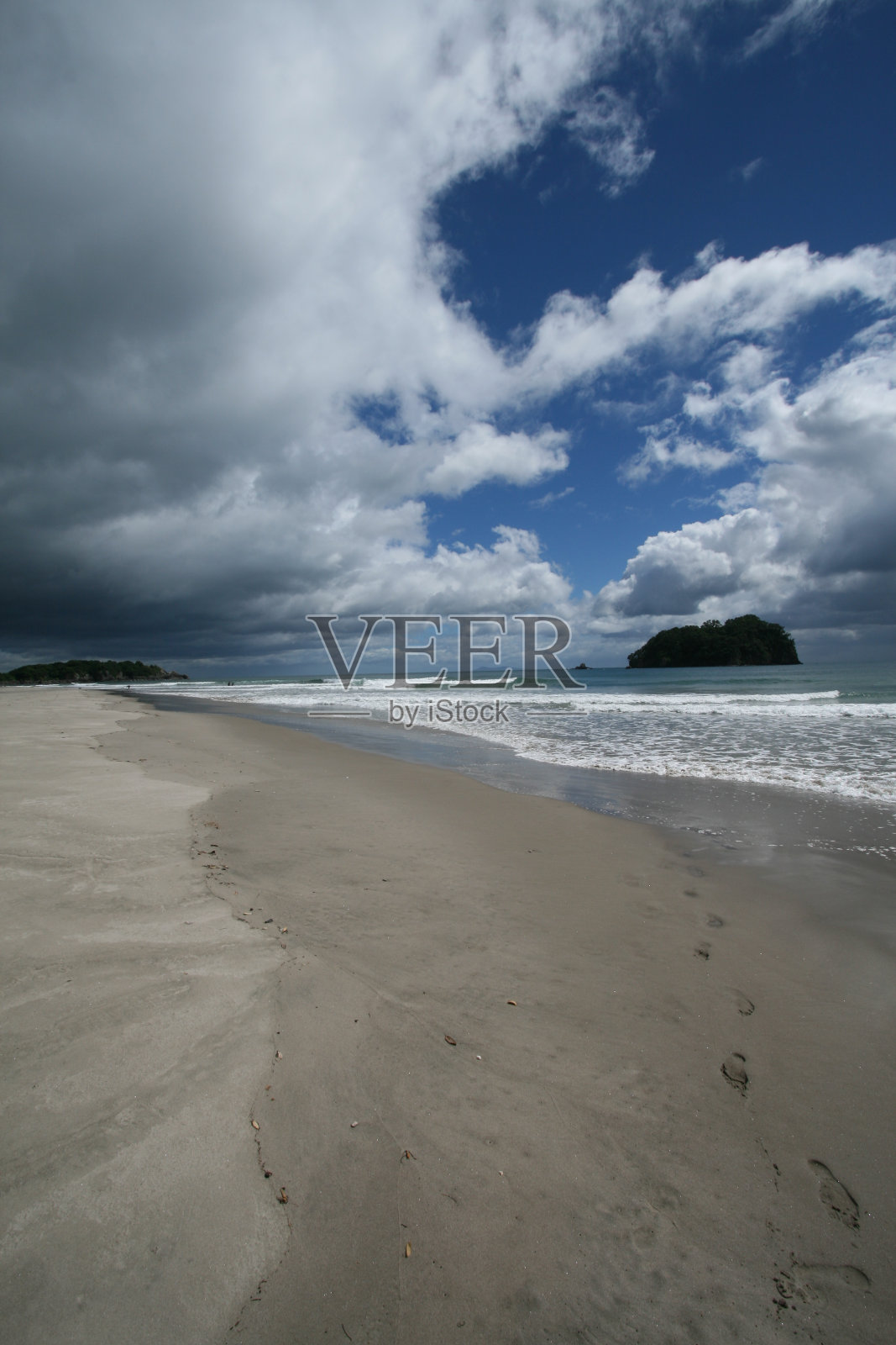 海滩上的郁闷日子照片摄影图片