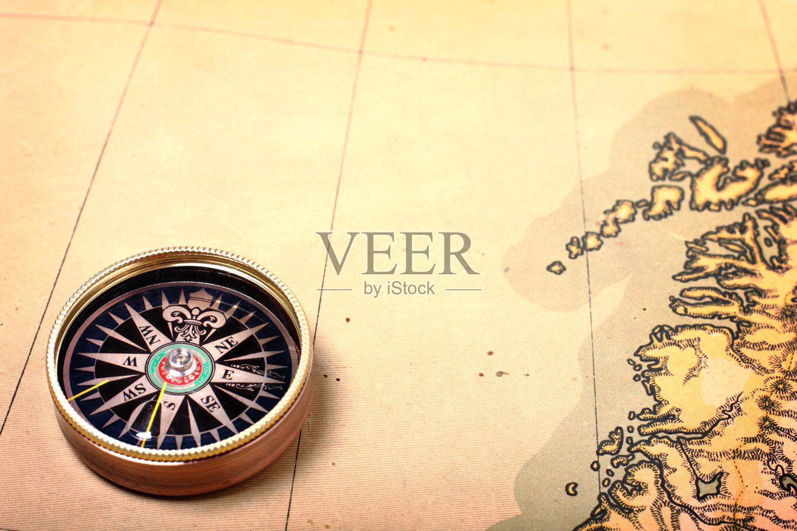 旧地图上的指南针照片摄影图片