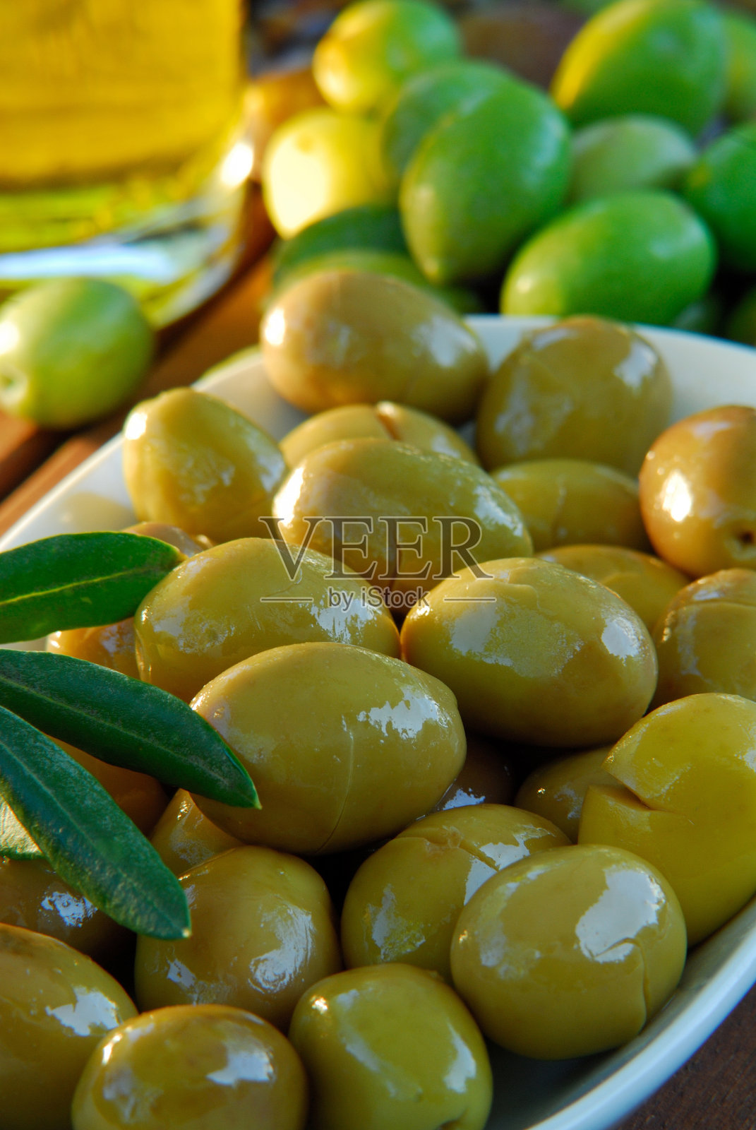 盘上绿橄榄照片摄影图片