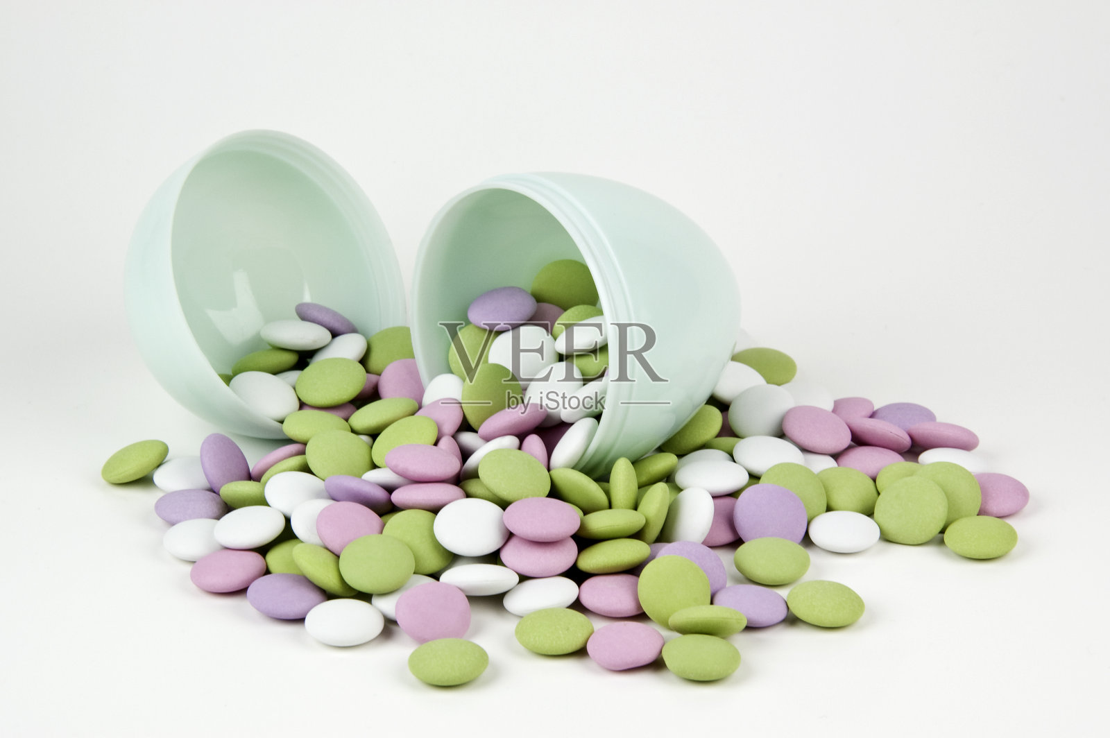 彩色复活节糖果与塑料蛋照片摄影图片