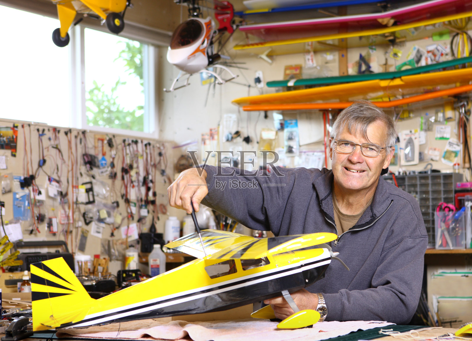 高级人员在车间制作飞机模型照片摄影图片